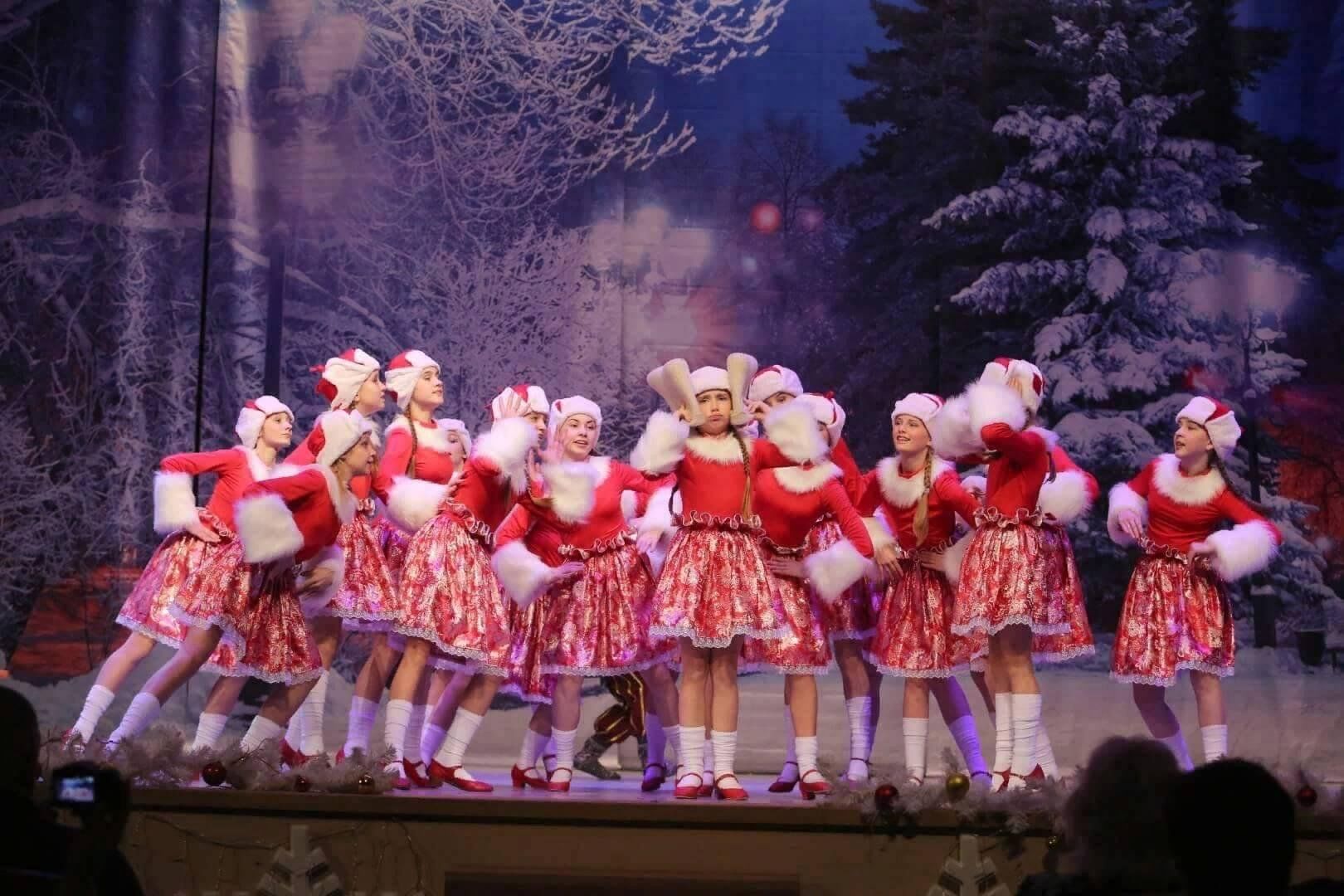Концертный новогодние. Новогоднее выступление. Новый год концерт. Новогодний детский концерт коллективов. Новогоднее выступление на улице.