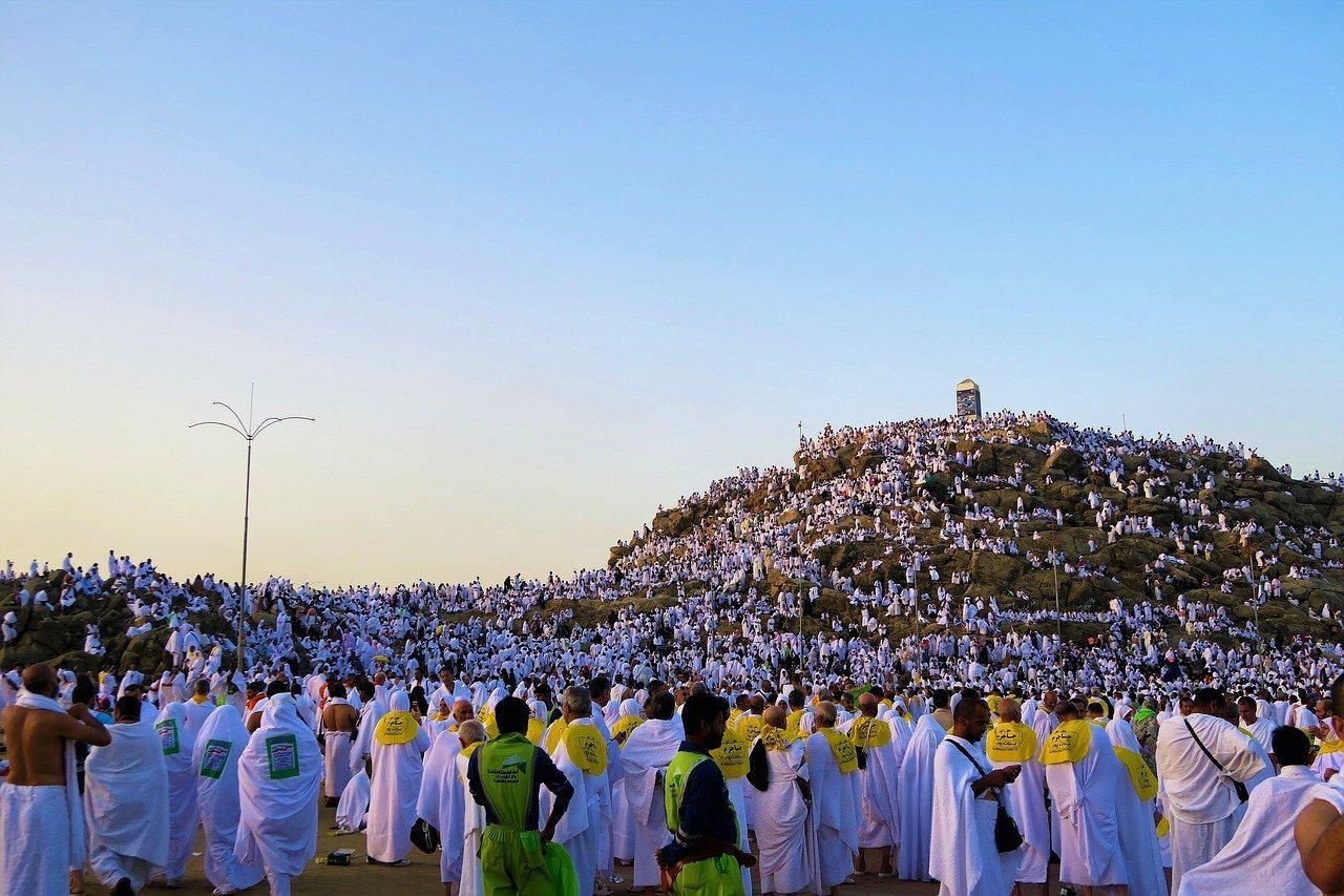 Исламский праздник сегодня. Гора Арафат Мекка. Арафат гора хадж. Арафат байрам. Гора Арафат в Саудовской Аравии.