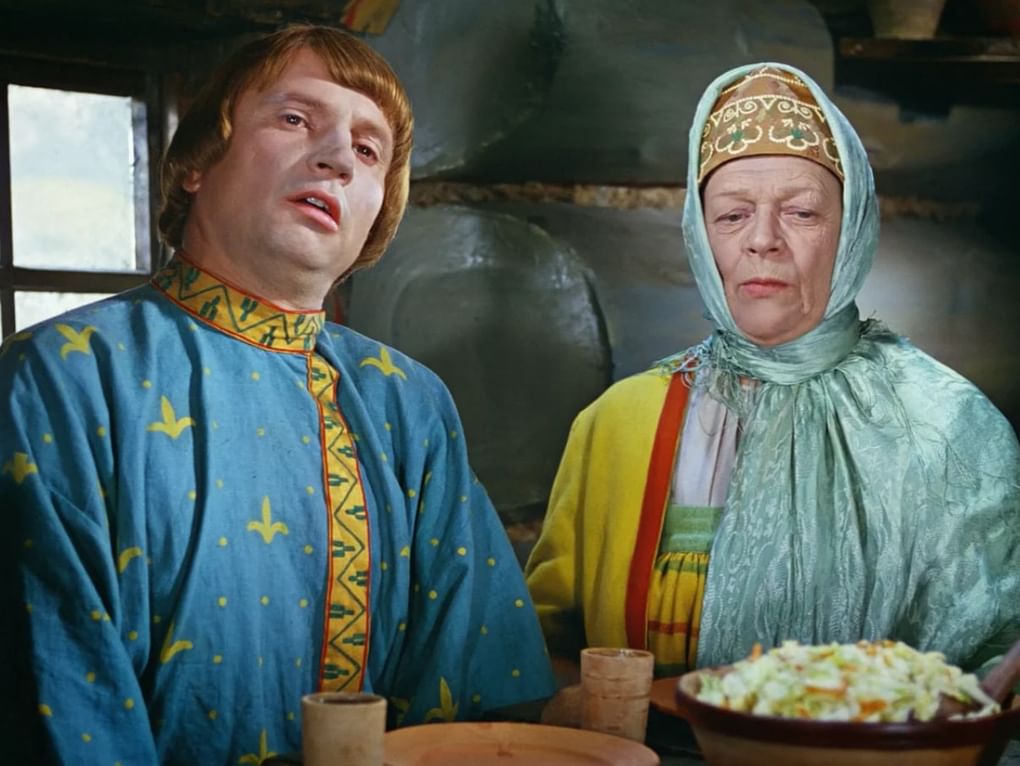 Татьяна Пельтцер в роли матери жениха и Валентин Брылеев в роли жениха в музыкальном фильме-сказке Александра Роу «Морозко» (1964)