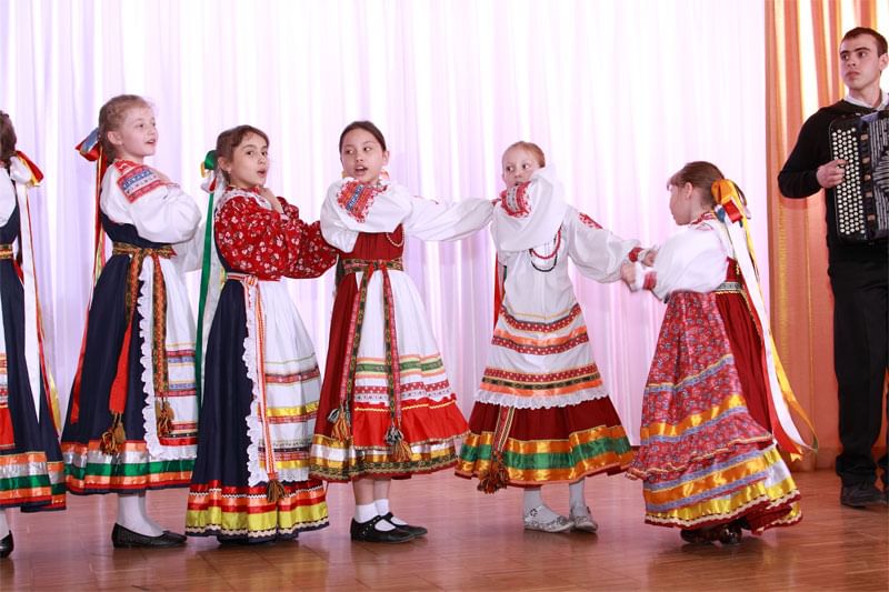 Поем народные песни. Костюм для детского народного ансамбля. Костюмы для детского фольклорного коллектива. Детские народные ансамбли. Костюмы для детского фольклорного ансамбля.