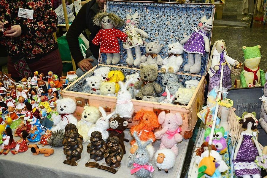 выставка рукоделия. ярмарка рукоделия в сокольниках. выставка мастеров рукоделия. рукодельная ярмарка. выставка рукоделия.