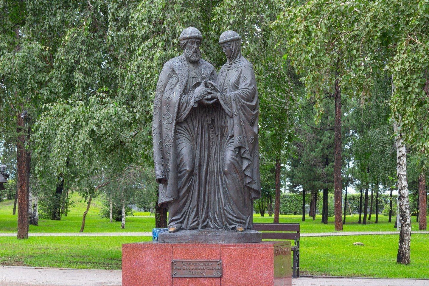 Где находится памятник петру и февронии. Памятник святым Петру и Февронии в Иркутске. Памятник Петру и Февронии в Ярославле. Новосибирск памятник святым Петру и Февронии Муромским. Памятник святым Пётру и Февронии Муромским Ярославль.