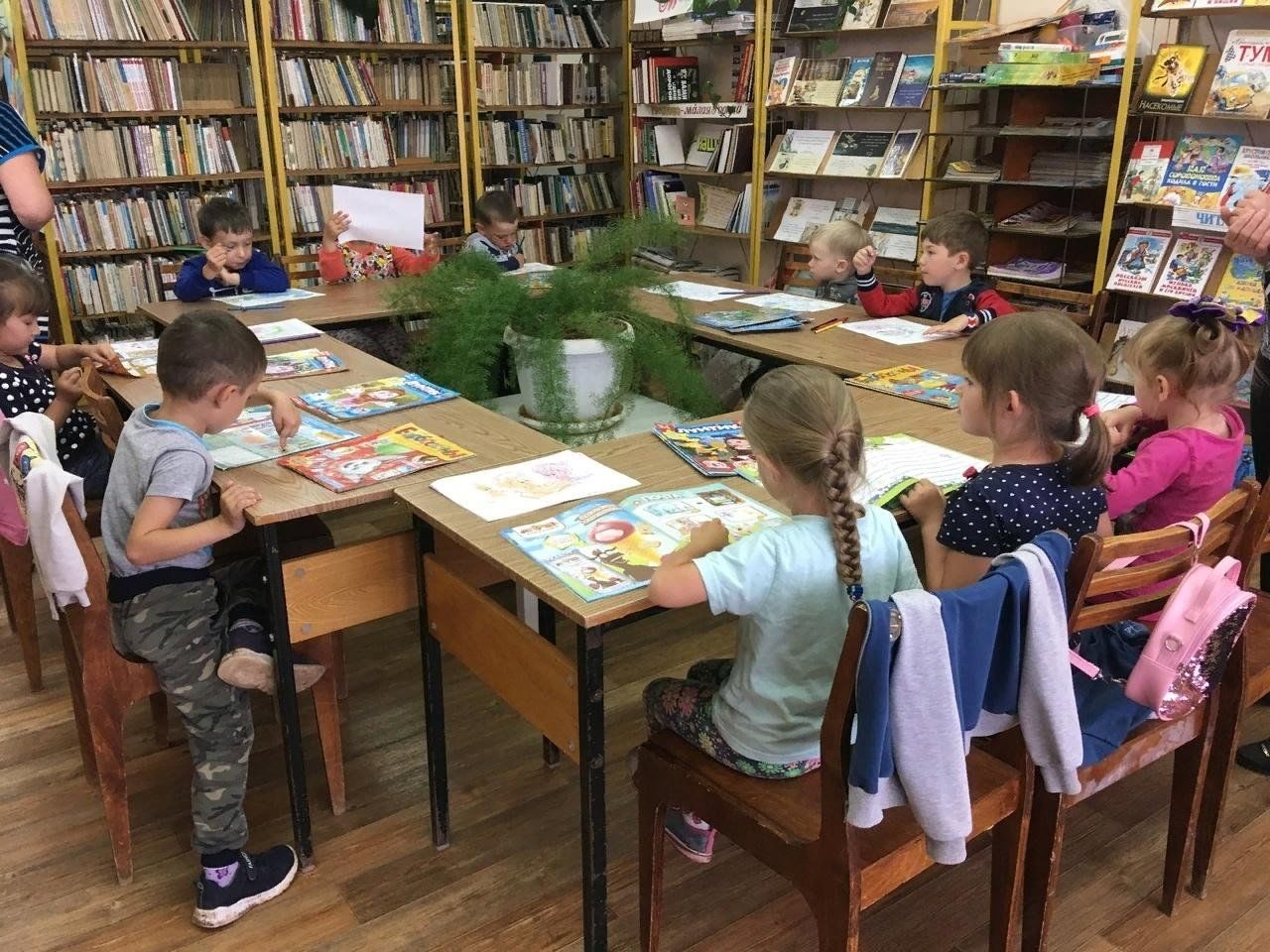 Экскурсия библиотеку класса. Экскурсия по библиотеке. Экскурсия в библиотеку для детей. Экскурсия в библиотеку для дошкольников. Экскурсия по библиотеке для детей.