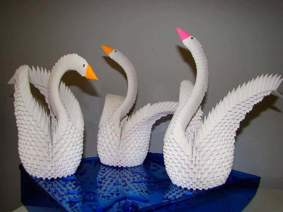 Лебеди из бумаги из модулей. Лебедь шипун оригами. Модульное оригами лебедь. Поделка лебедь из бумаги. Модульное оригами лебедь маленький.