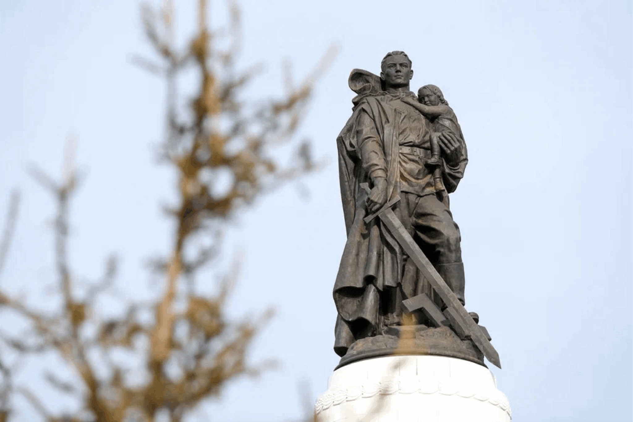 Памятник масалову. Воин-освободитель Трептов-парк Берлин. Мемориал воину-освободителю (Кемерово). Берлин Трептов парк памятник воину освободителю. Монумент воину освободителю в Кемерово.