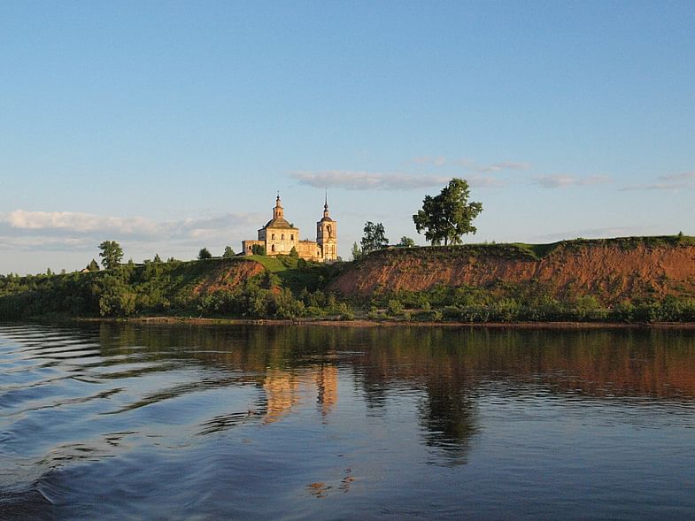 Уровень северной двины котлас. Река Северная Двина Котлас. Северная Двина Котласский район. Церковь на острове Ковжа. Церкви у реки Северной Двины.