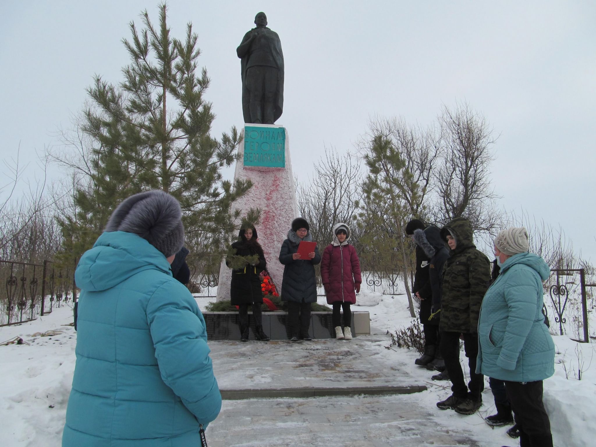 Возложение гирлянды к памятнику как правильно