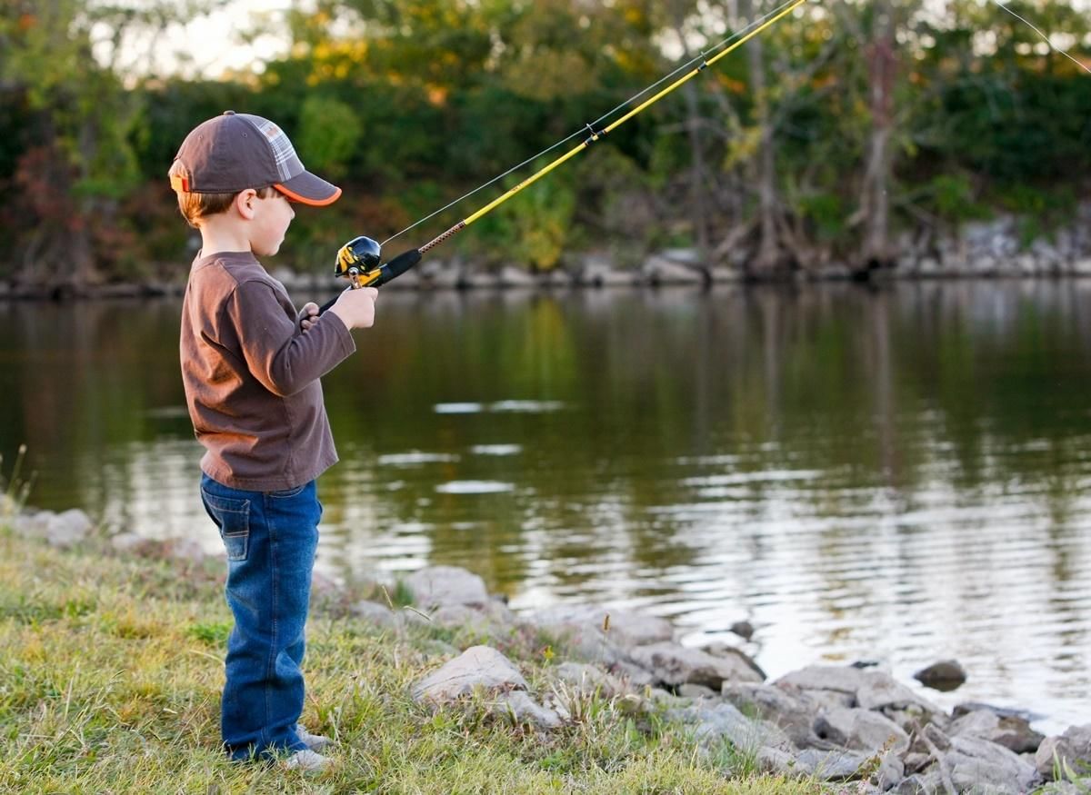 Better fishing. Дети на рыбалке. Мальчик с удочкой. Удочка. Удочка для детей.