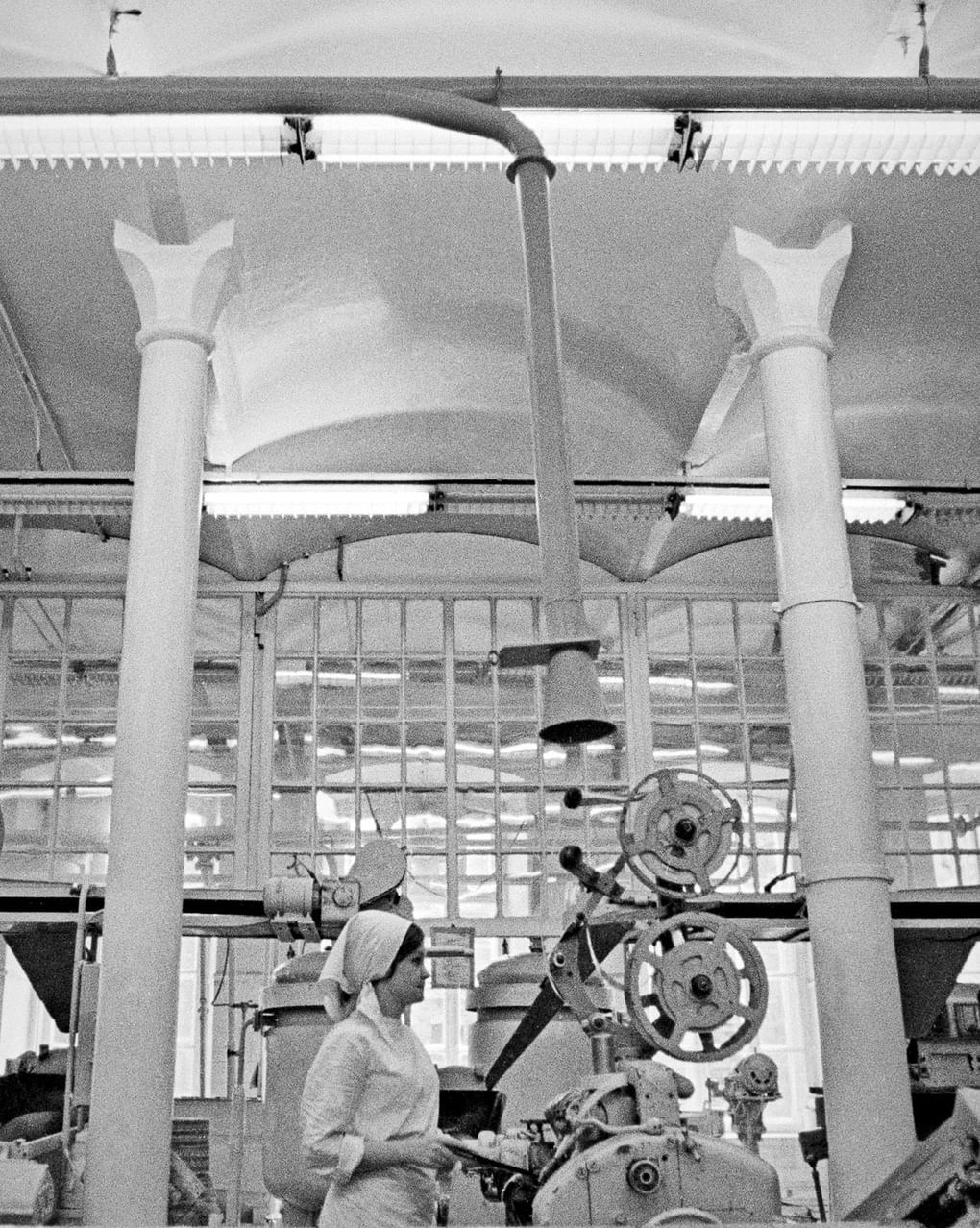 Конвейер кондитерской фабрики «Красный Октябрь». Москва, 1972 год. Фотография: Виктор Великжанин / Фотохроника ТАСС