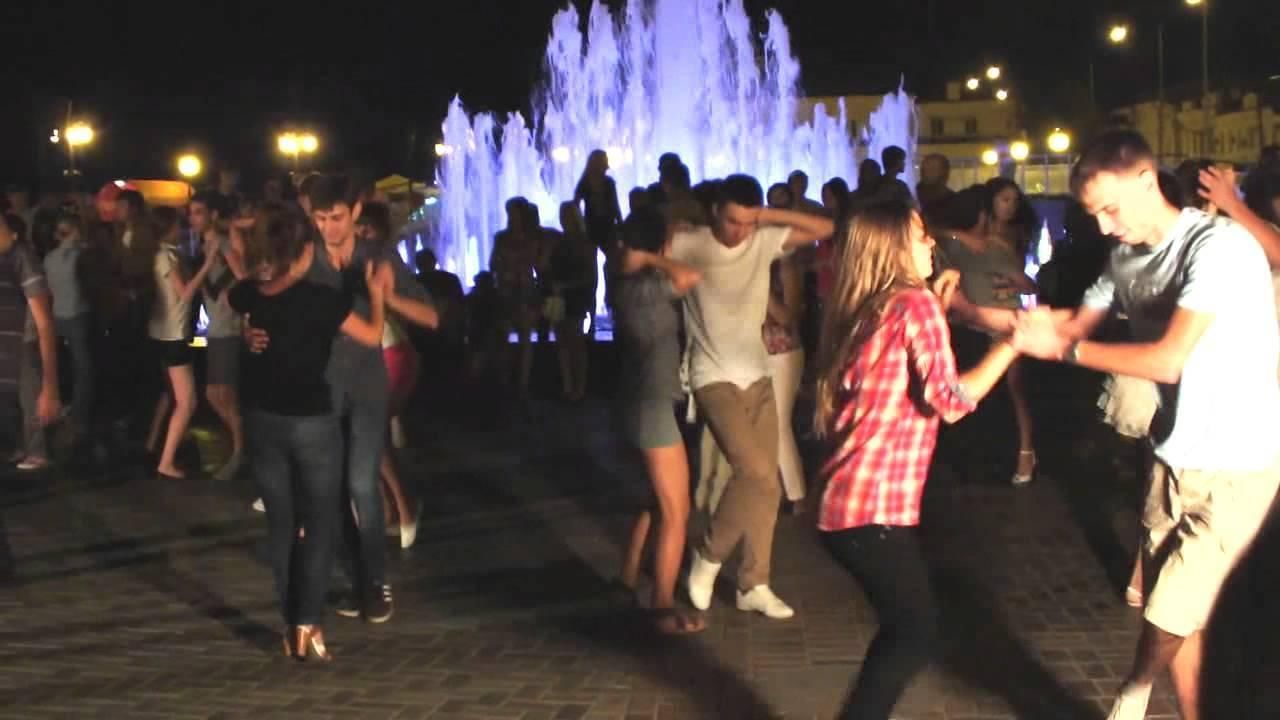 Танец песни день и ночь. Танцы на набережной Астрахань. Танцевальный вечер на улице. Дискотека на набережной. Танец ночью на улице.
