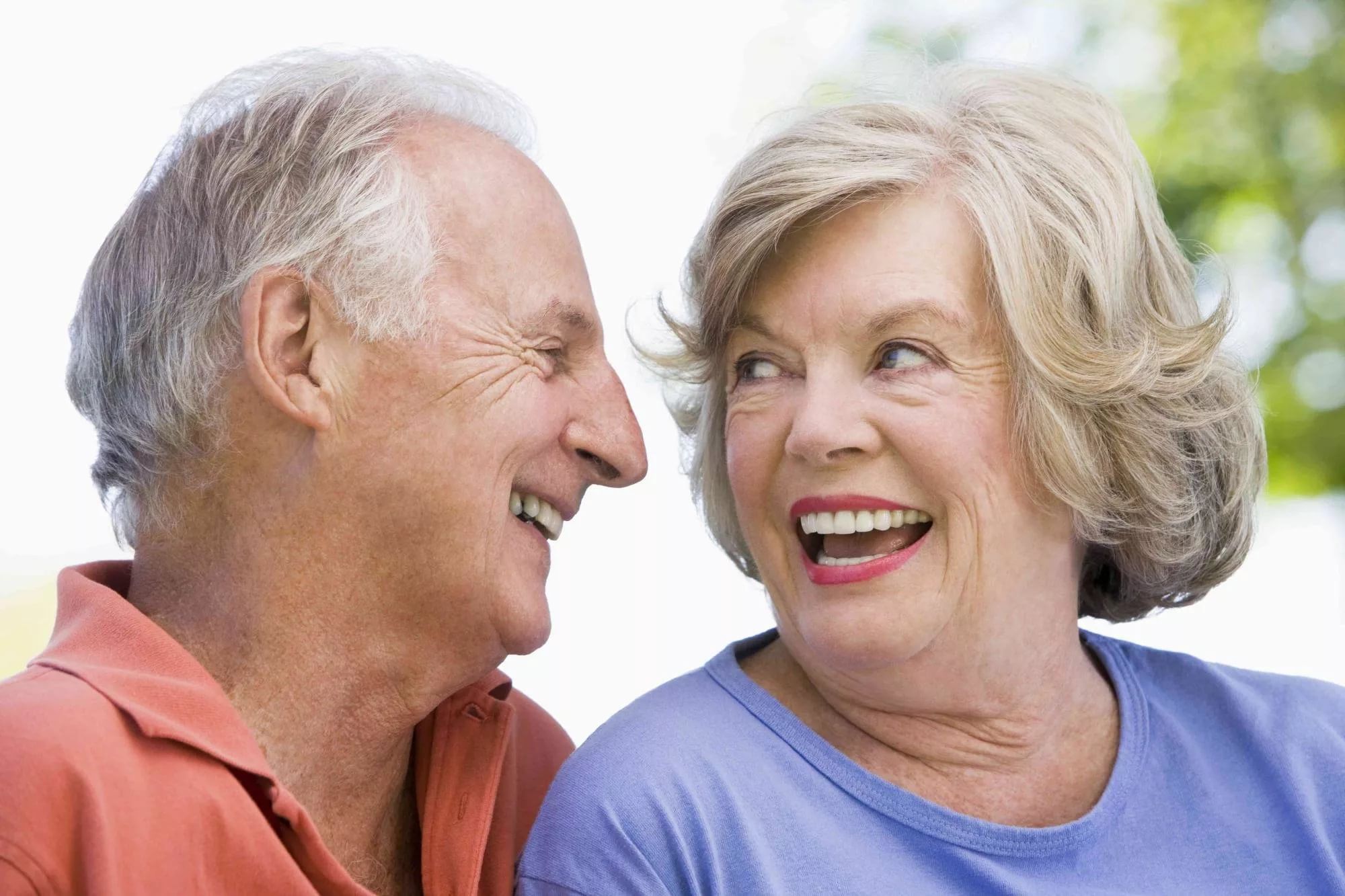 Пожилой смех. Пожилые люди. Пожилой Возраст. Пожилые люди улыбаются. Пожилая пара улыбается.