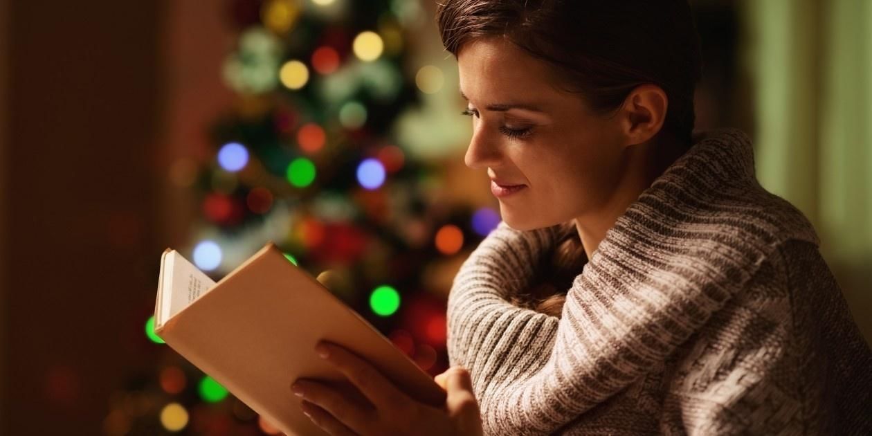 Чтение зимним вечером. Новогоднее чтение. Чтение новогодних книг. Рождество чтение. Чтение книг в новый год.