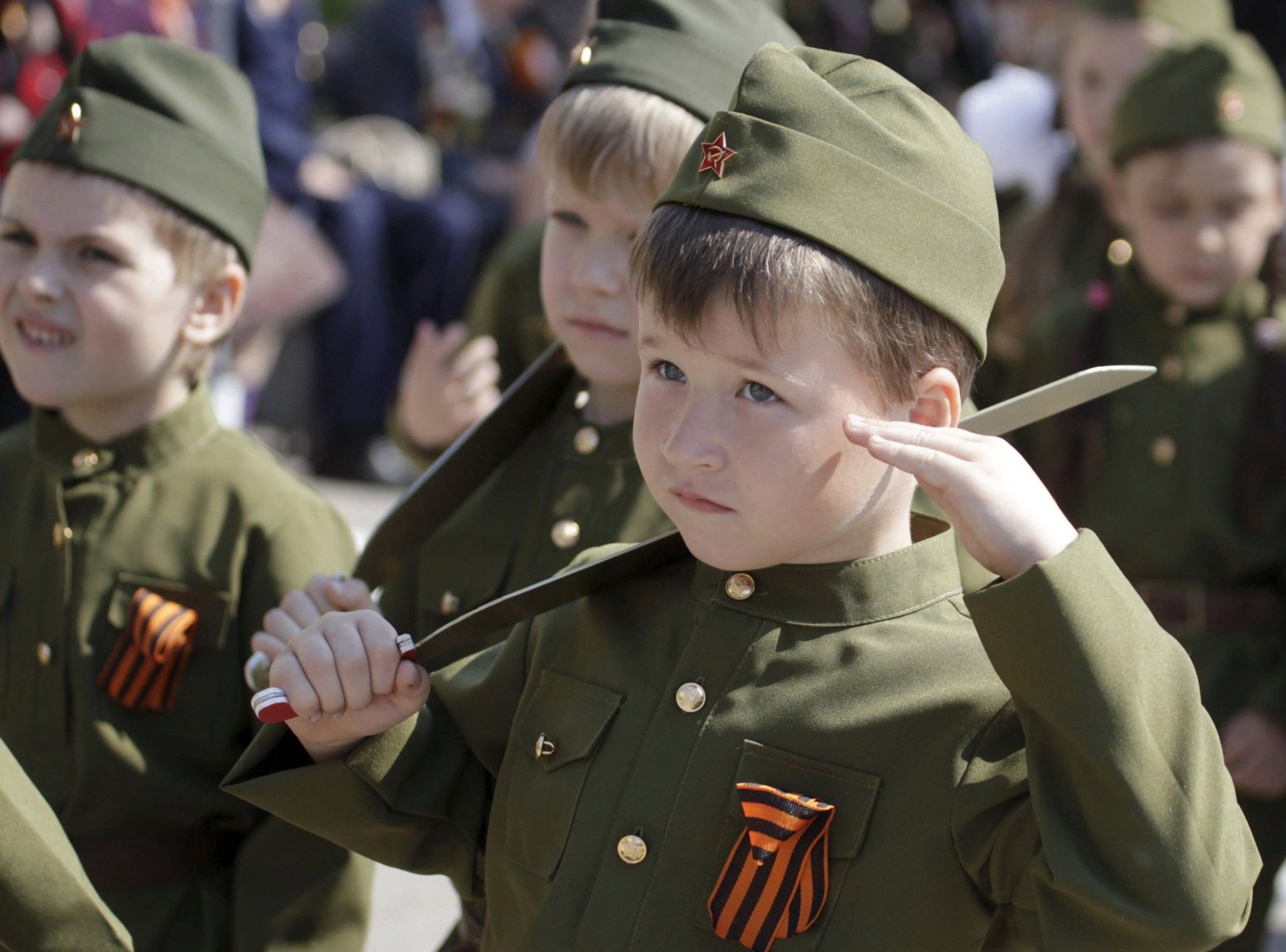 Малыш солдат. Дети в военной форме. Мальчик в военной форме. Патриотизм. Юные защитники Отечества.