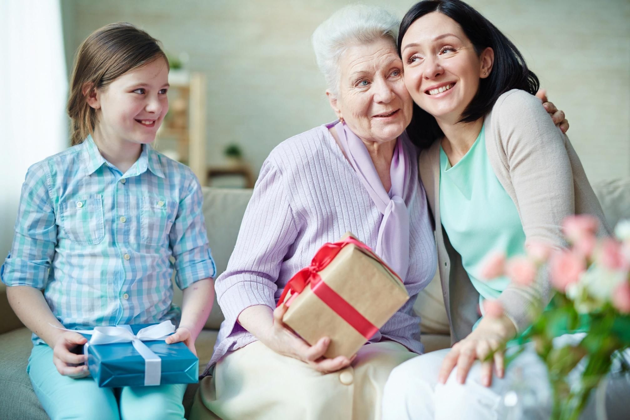 Женщины в возрасте с племянниками. Подарок бабушке. Подарки для пожилых. Подарок бабушке и дедушке. Бабушка дарит подарок.
