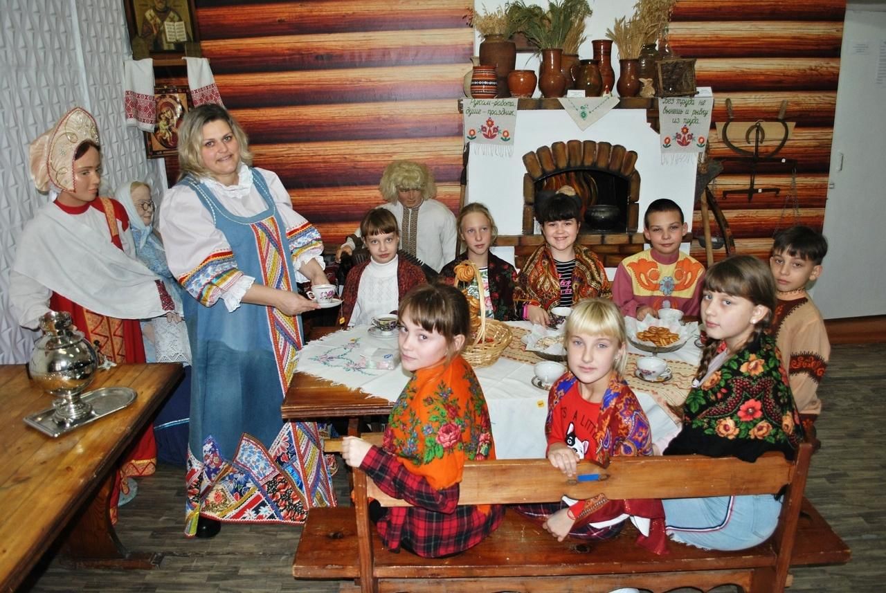 Картинка посиделки в русской избе