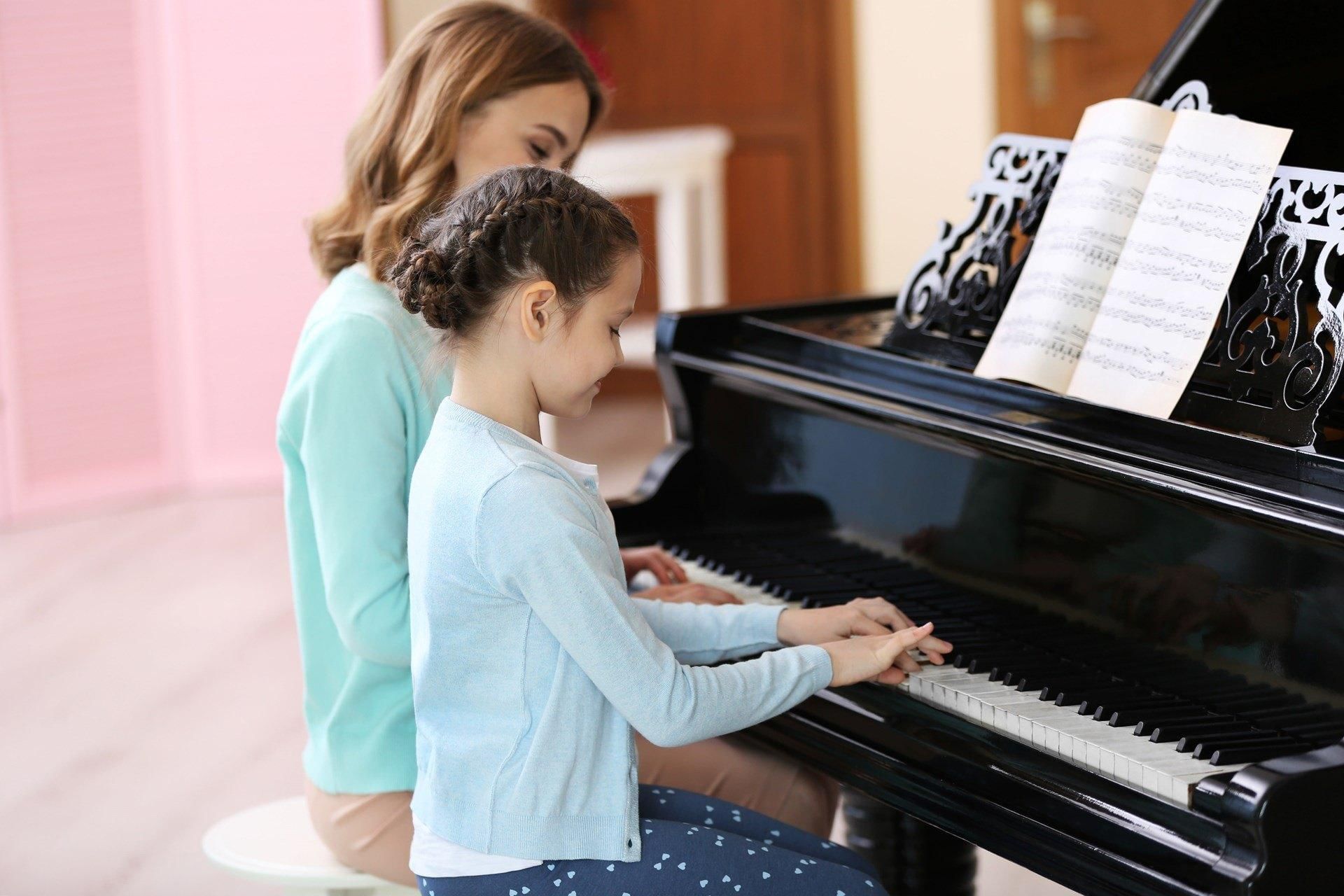 Современная музыка для детей в детском. Ребенок за фортепиано. Учитель фортепиано. Фортепиано для детей. Преподаватель фортепиано.