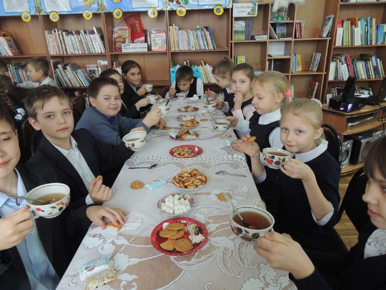 Что можно получить в школе. Чаепитие в школе. Чаепитие в школе 6 класс. Чаепитие детей в классе. Детям на чаепитие в школу.