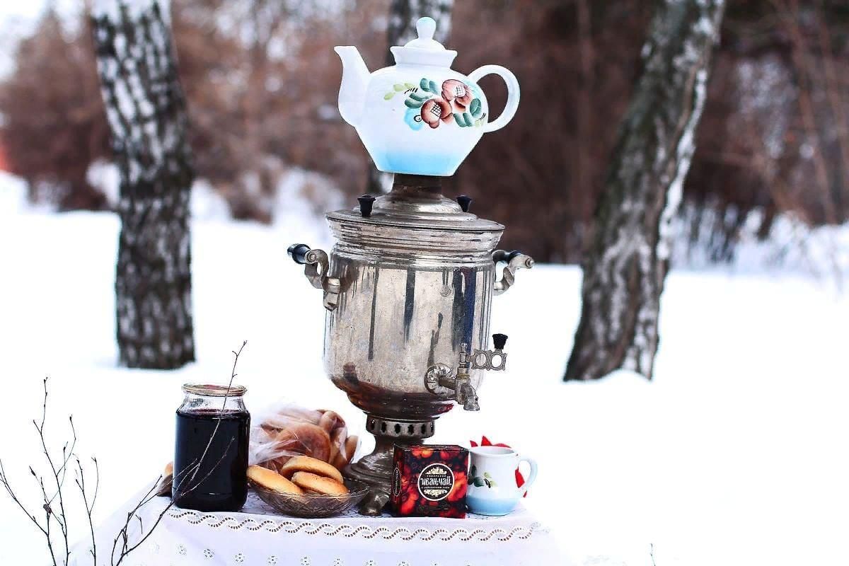 Самовар кофе. Чаепитие с самоваром. Зимнее чаепитие. Зимнее чаепитие с самоваром. Чаепитие на природе зимой.