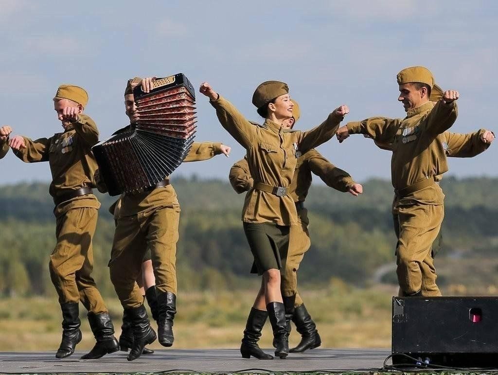 Солдаты сценарий. Солдаты танцуют. Солдатский танец. Танкист танцует.