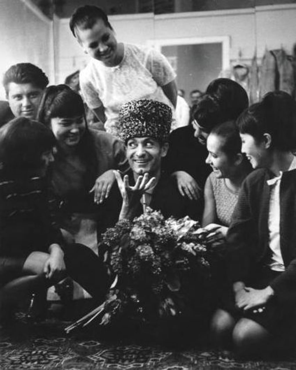 Махмуд Эсамбаев (в центре) и ансамбль «Бахор». 1963 год. Фотография: Александр Рубашкин / Мультимедиа Арт Музей, Москва