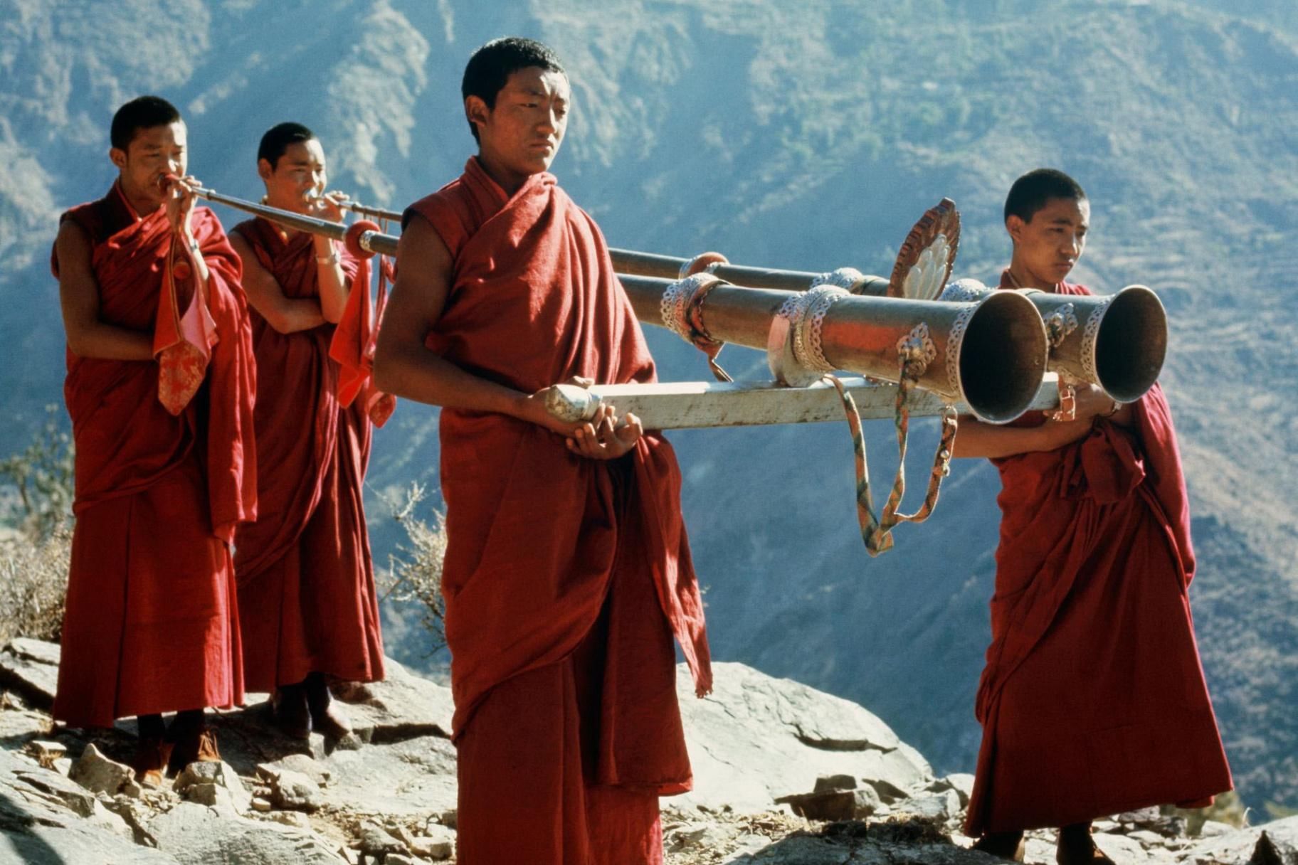Тибетские горловые монахи. Тибетские трубы дунгчен. Тибет монахи. Тибетские музыкальные инструменты. Музыкальные инструменты буддистов.