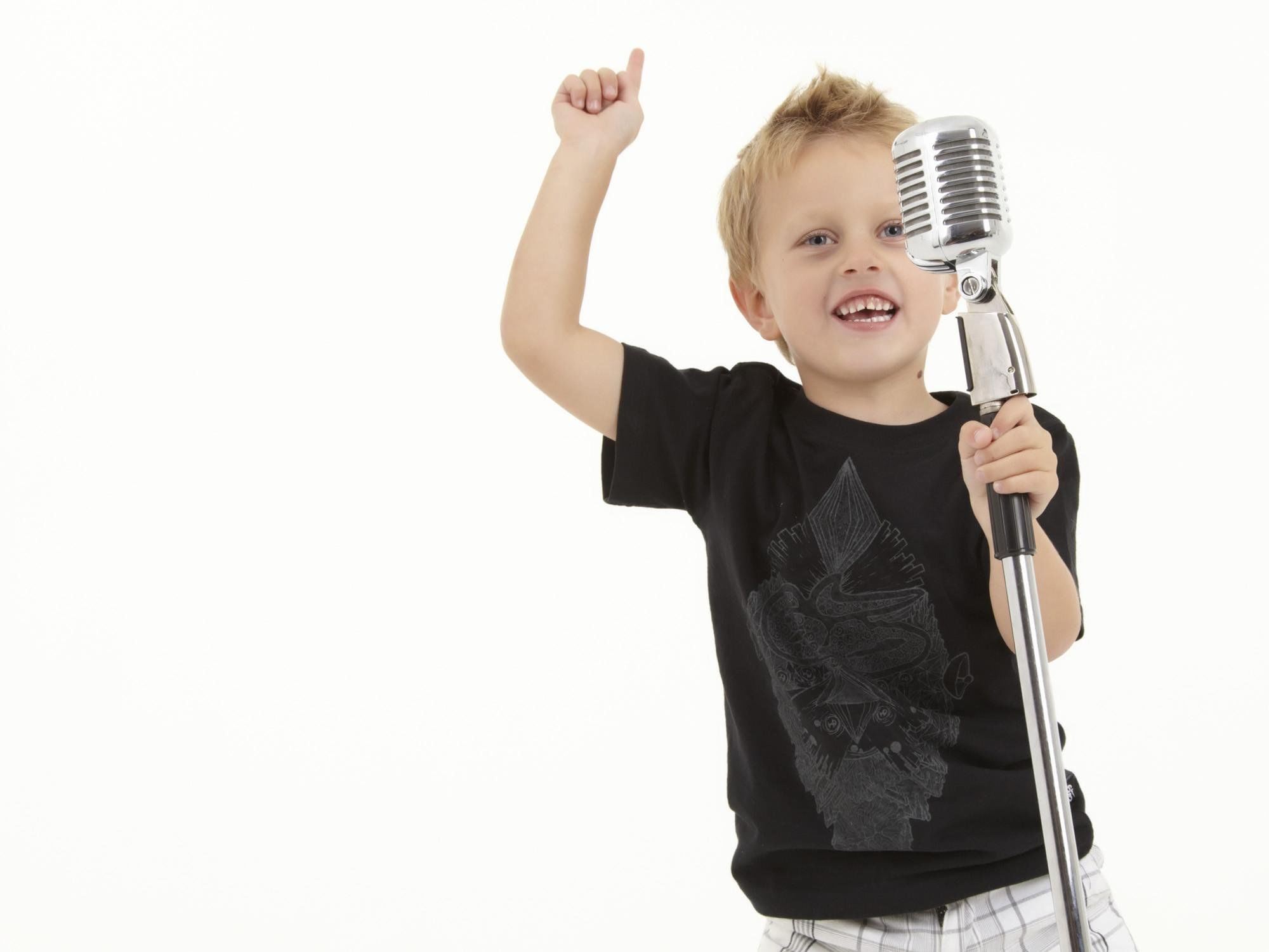 Поют юноши. Ребенок с микрофоном. Подросток с микрофоном. Мальчик с микрофоном. Дети поют.
