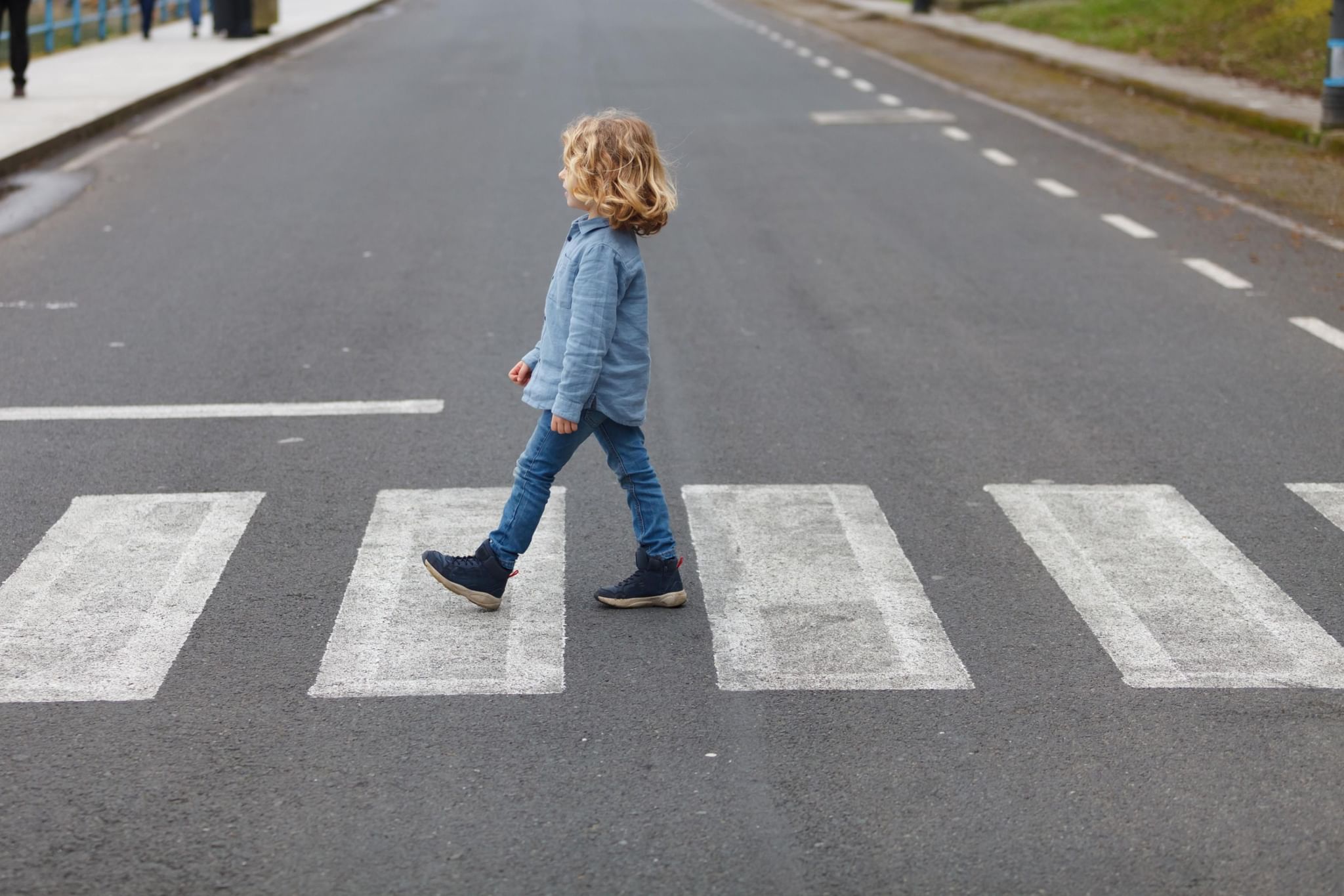 Мальчик переходит дорогу