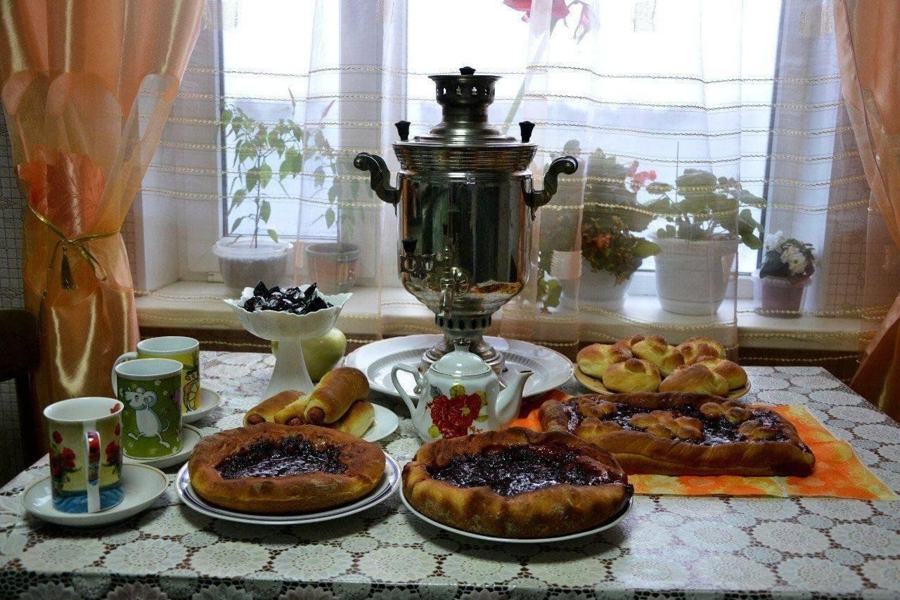 Приходите в гости угощу. Чайный стол с самоваром. Стол с самоваром и пирогами. Самовар с пирогами. Самовар пироги.