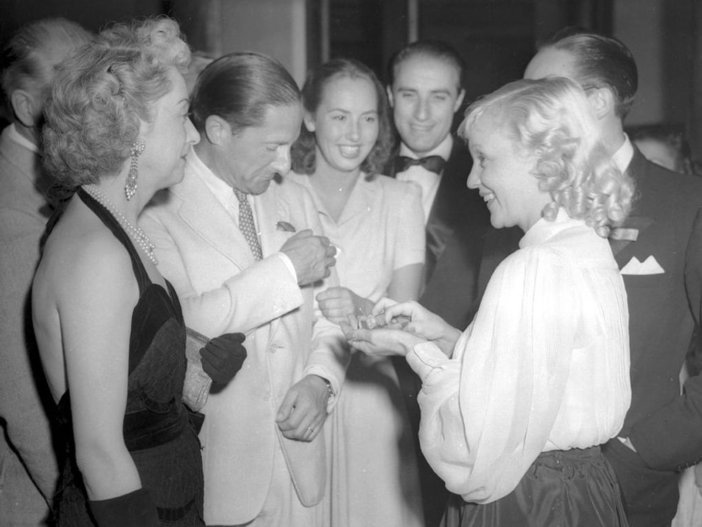 Актриса Марина Ладынина (справа) на Каннском фестивале. Канны, 1946 год. Фотография: Евгений Халдей / Мультимедиа Арт Музей, Москва / ТАСС