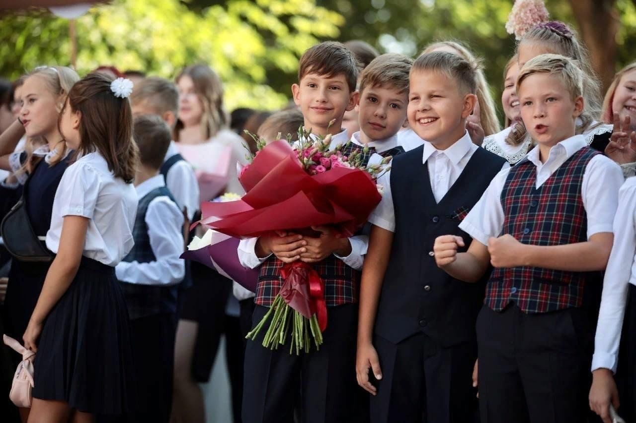 Начало 4 класса. День знаний. День знаний фото класса. 1 Сентября день знаний. Школа.