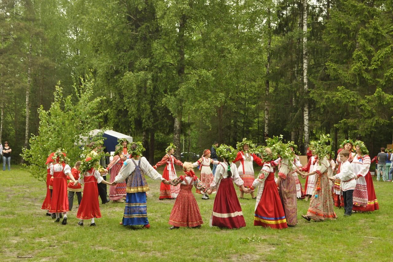 опишите фотографию народный праздник