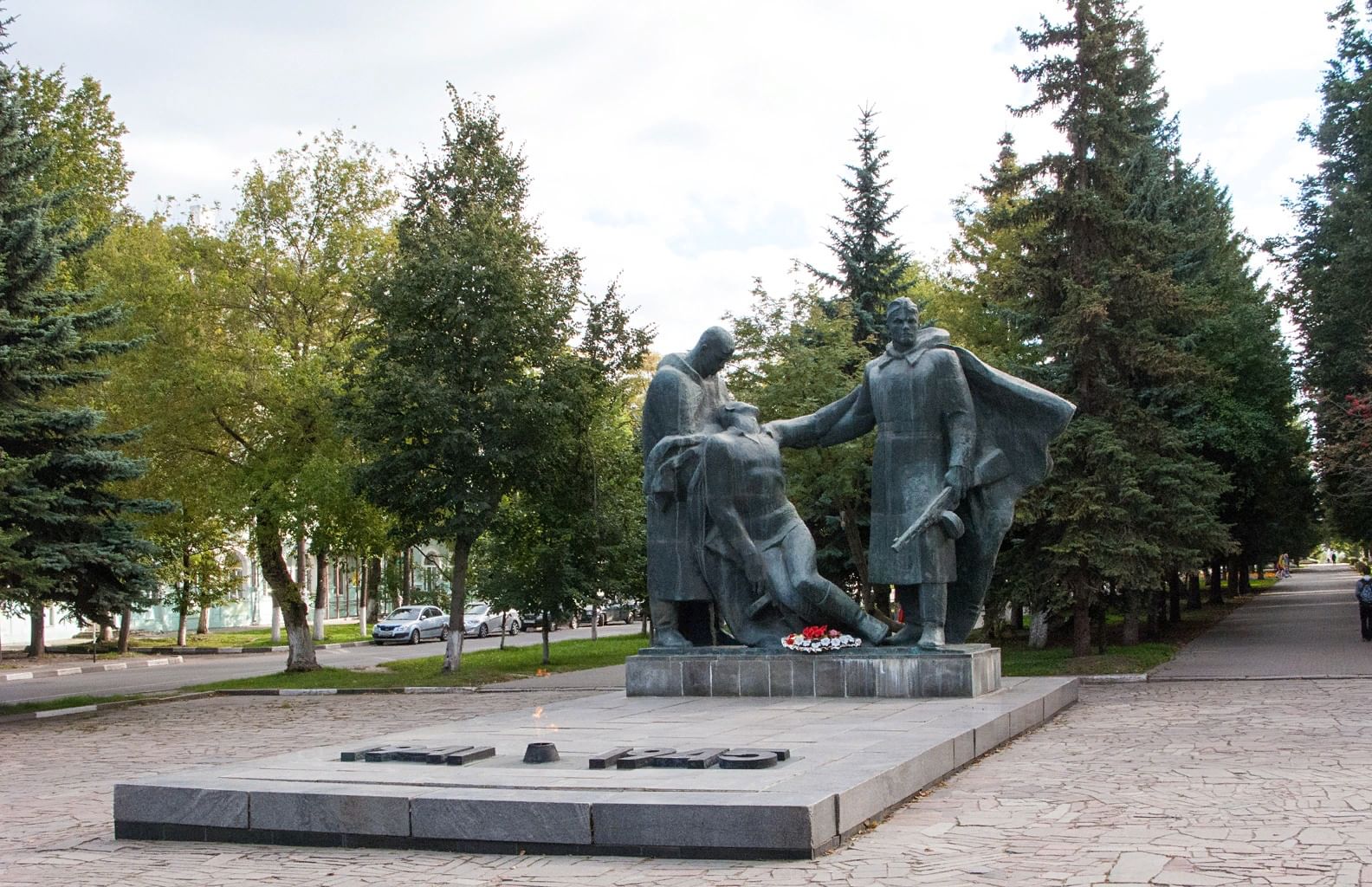 Памятник 3 солдатам. Монумент вечной славы Новомосковск. Вечный огонь Новомосковск. Памятники Новомосковска Тульской области. Памятник трем солдатам Новомосковск.