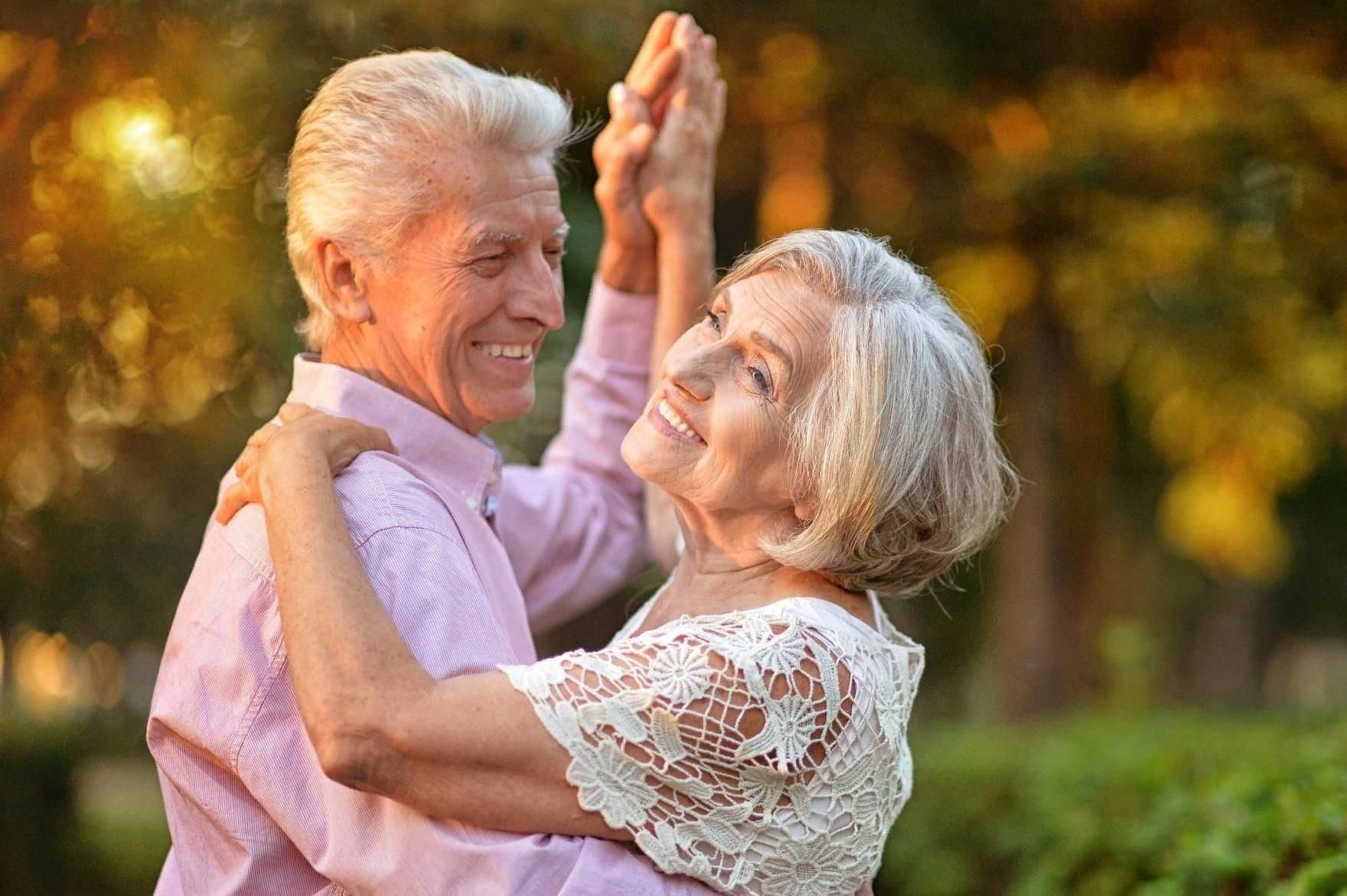 Качество и пожилой возраст. Пожилые люди. Счастливые старики. Счастливые пенсионеры. Бабушка и дедушка.