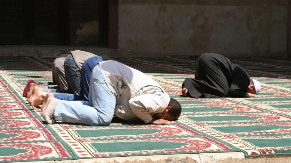 Тахаджу намаз. Мусульманин молится. Поклонение мусульман. Мусульманин поклоняется. Мусульмане молятся в мечети.