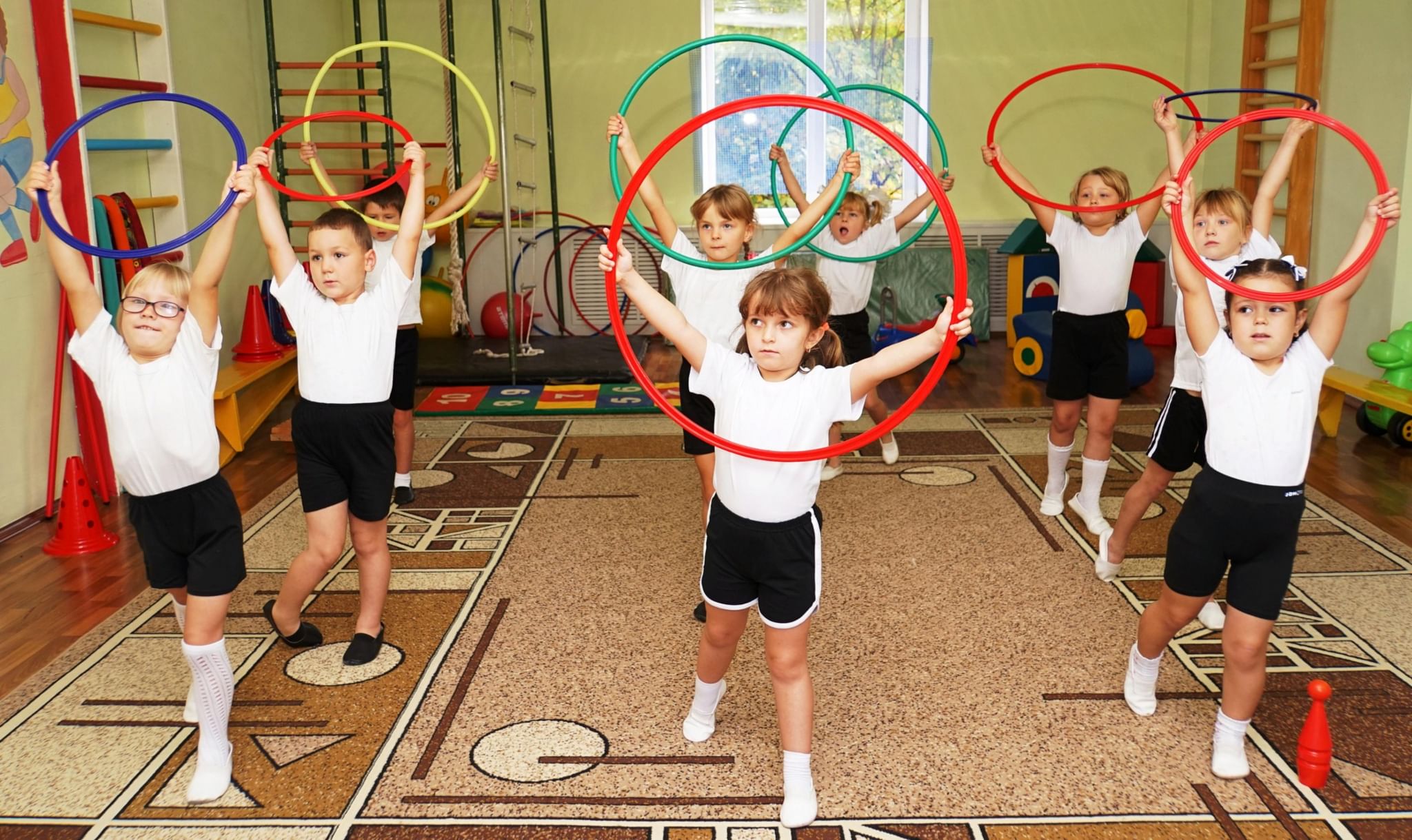 Спортивный час 2 класс. Физкультура в садике. Физкультурные занятия в ДОУ. Занятия физкультурой в детском саду. Физкультура в ДОУ занятия.