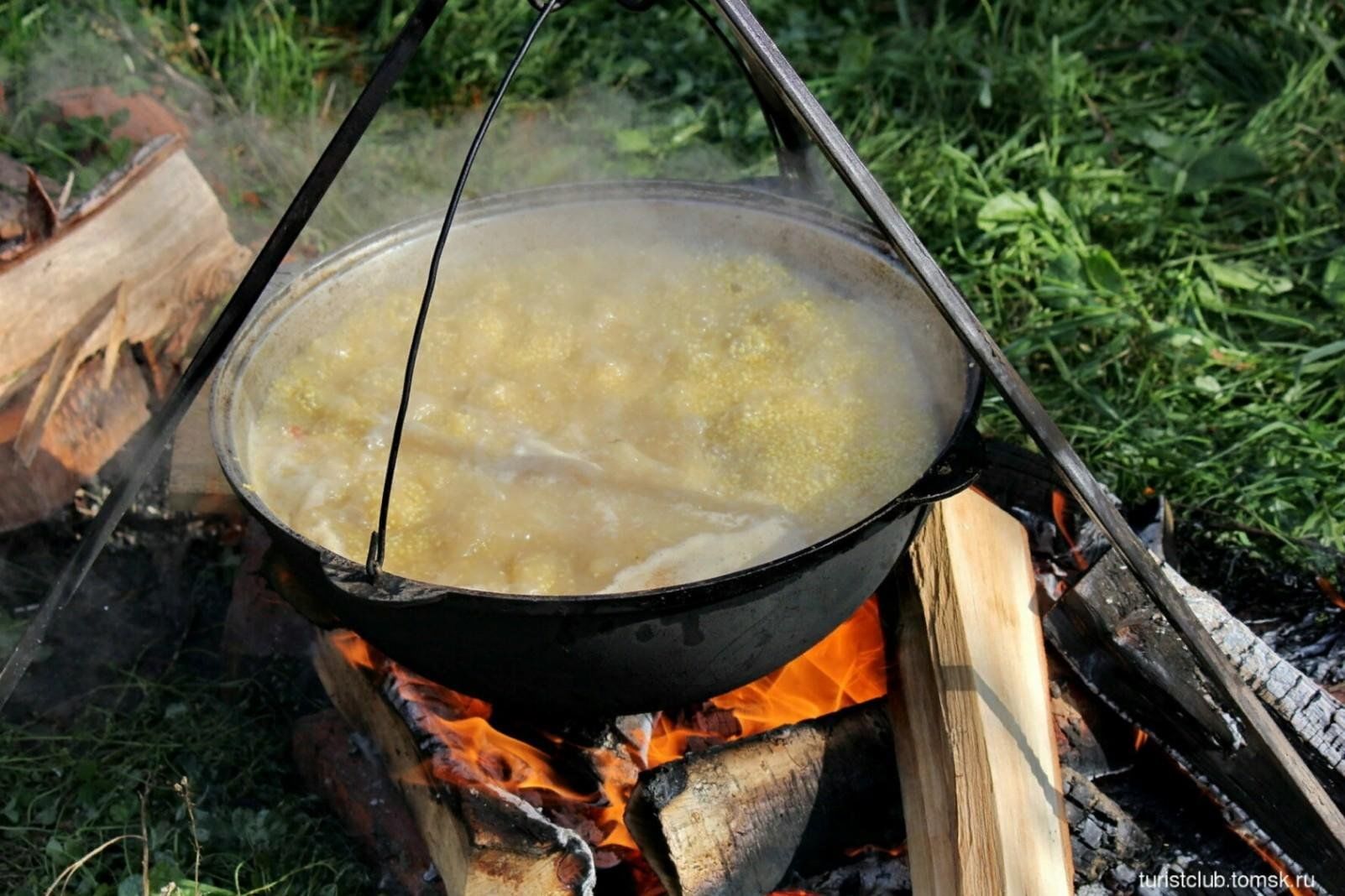 Щи в казане на костре. Походный казачий Кулеш. Казацкий Кулеш на костре. Кулеш на костре в казане. Полевая каша на костре в казане.