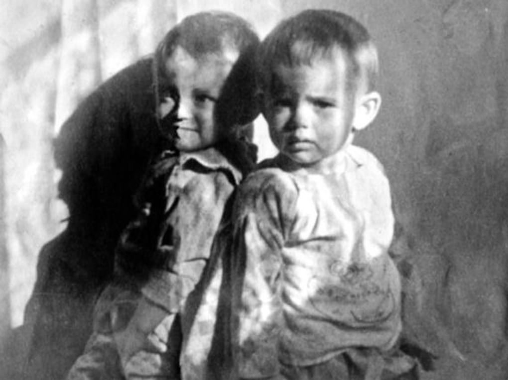 Наталья Варлей (слева) с двоюродной сестрой Ларисой. Иллюстрация из книги Натальи Варлей «Канатоходка. Автобиография». Москва: издательство «Эксмо», 2018