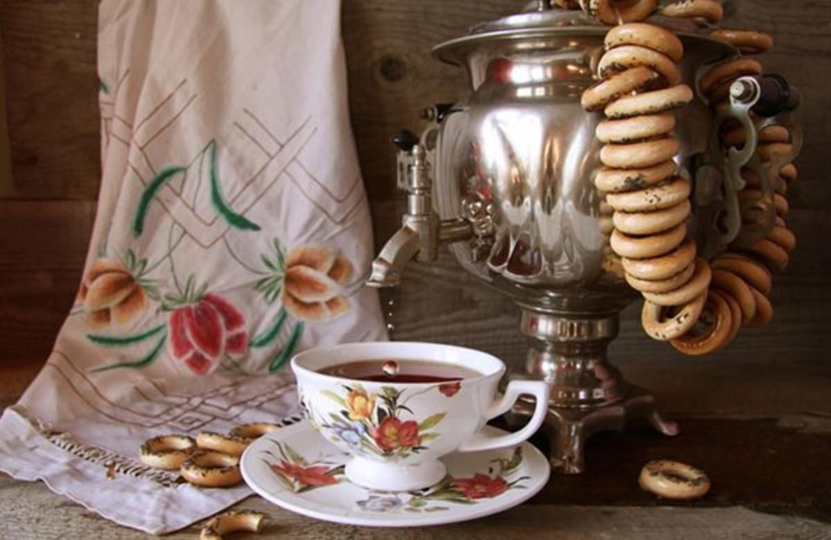 Самовар кофе. Чаепитие на Руси с самоваром. Самовар чай. Чай самовар баранки. Чаепитие с самоваром и баранками.