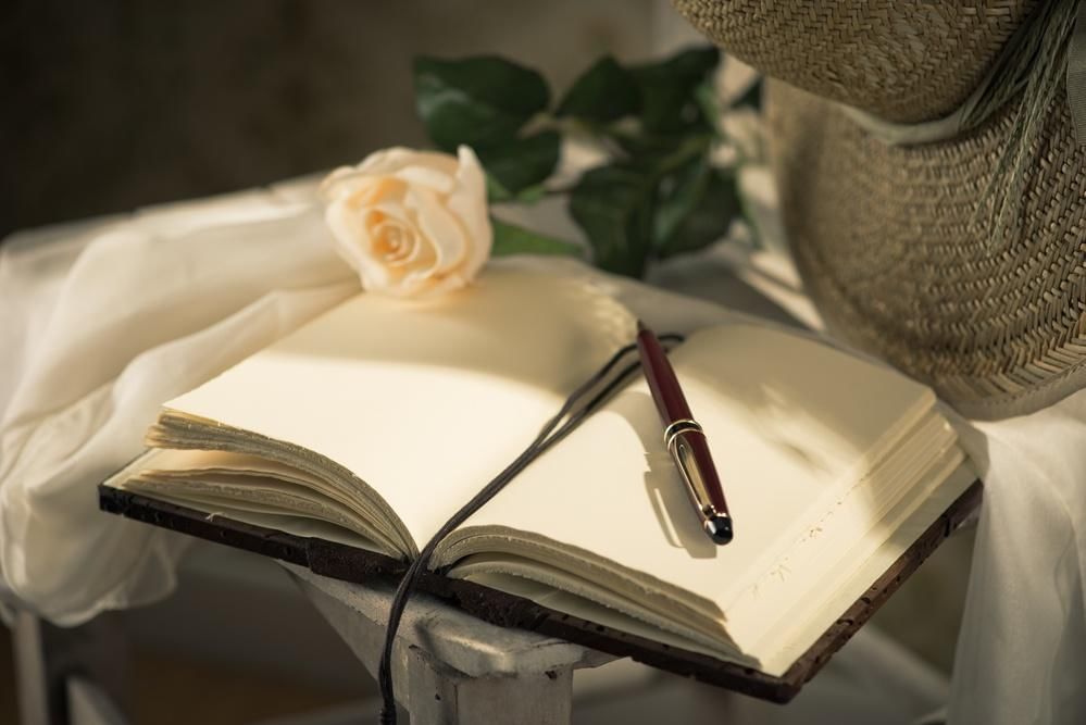 Картинка книжка и перо