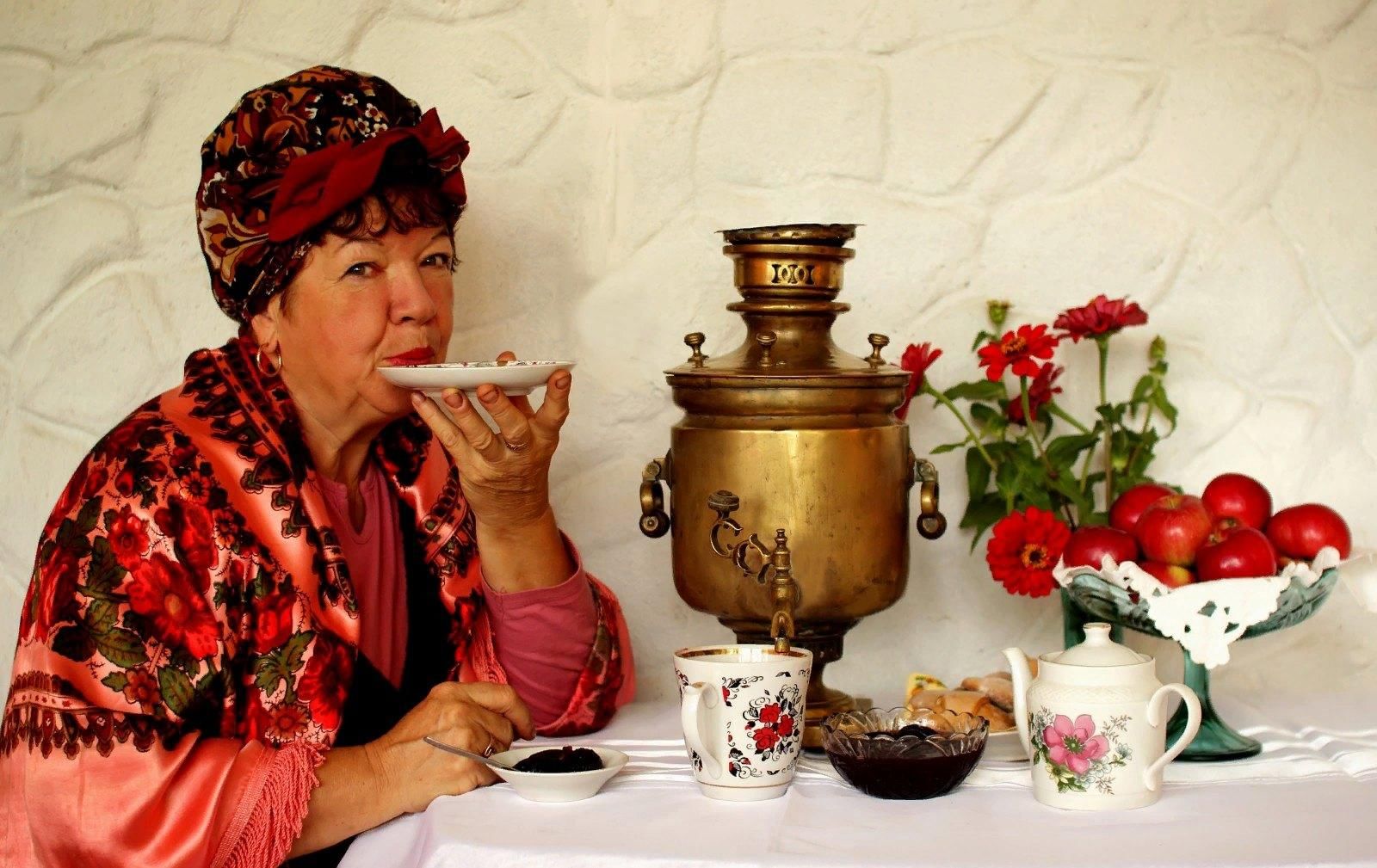 Бабушки за чаем
