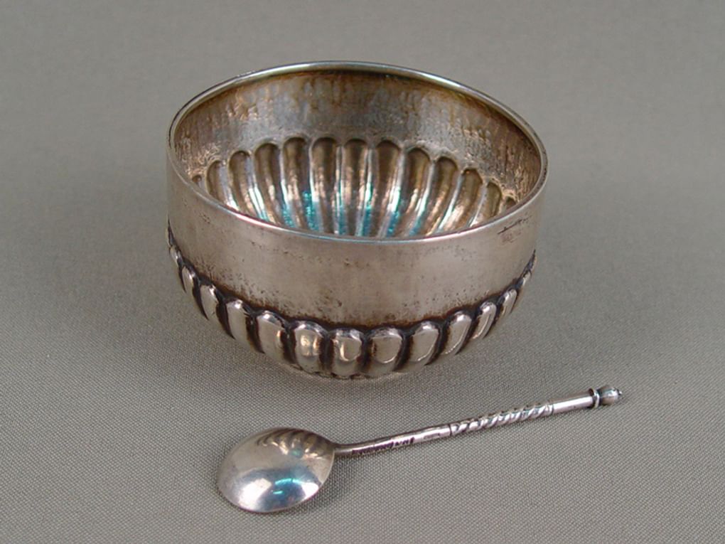 Фирма Павла Сазикова. Солонка с ложкой. Фотография: <a href="https://akcia-antique.ru/product/29010/" target="_blank">akcia-antique.ru</a>