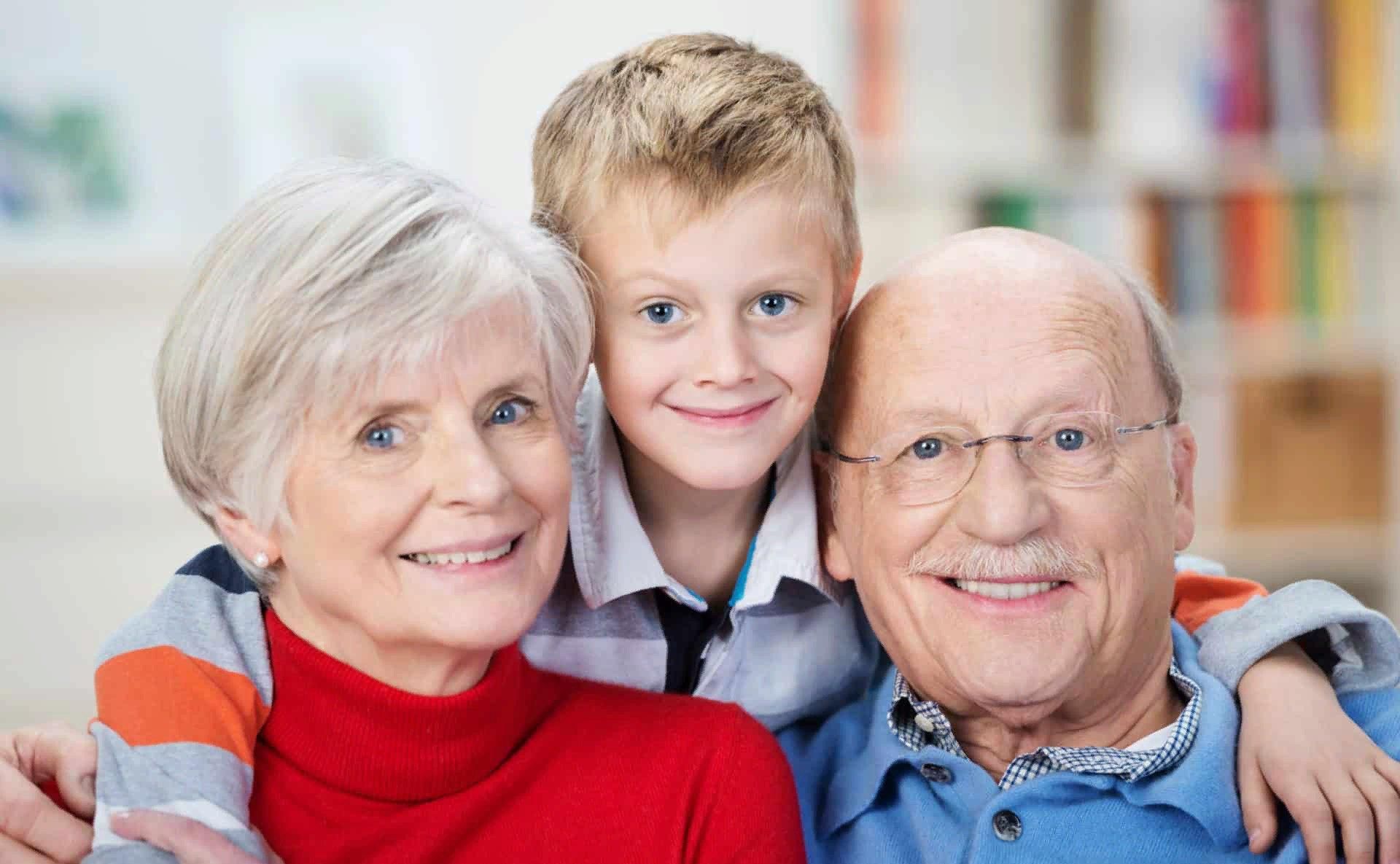 Пожилые люди с внуками