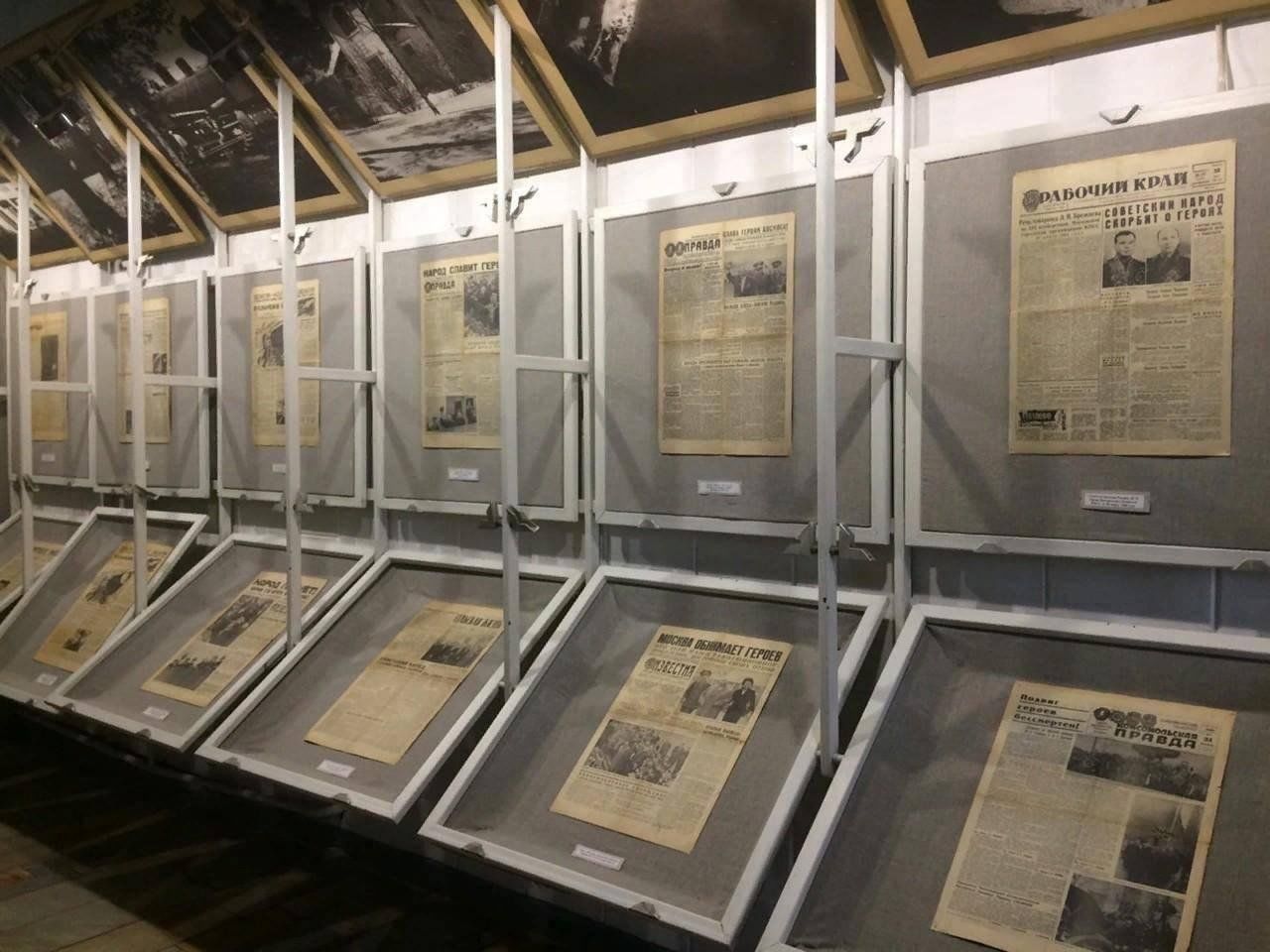 Выставка космоса иваново. Выставка ко Дню космонавтики в музее. Витрина в музее космонавтики посвященная королеву. Выставка по космосу.