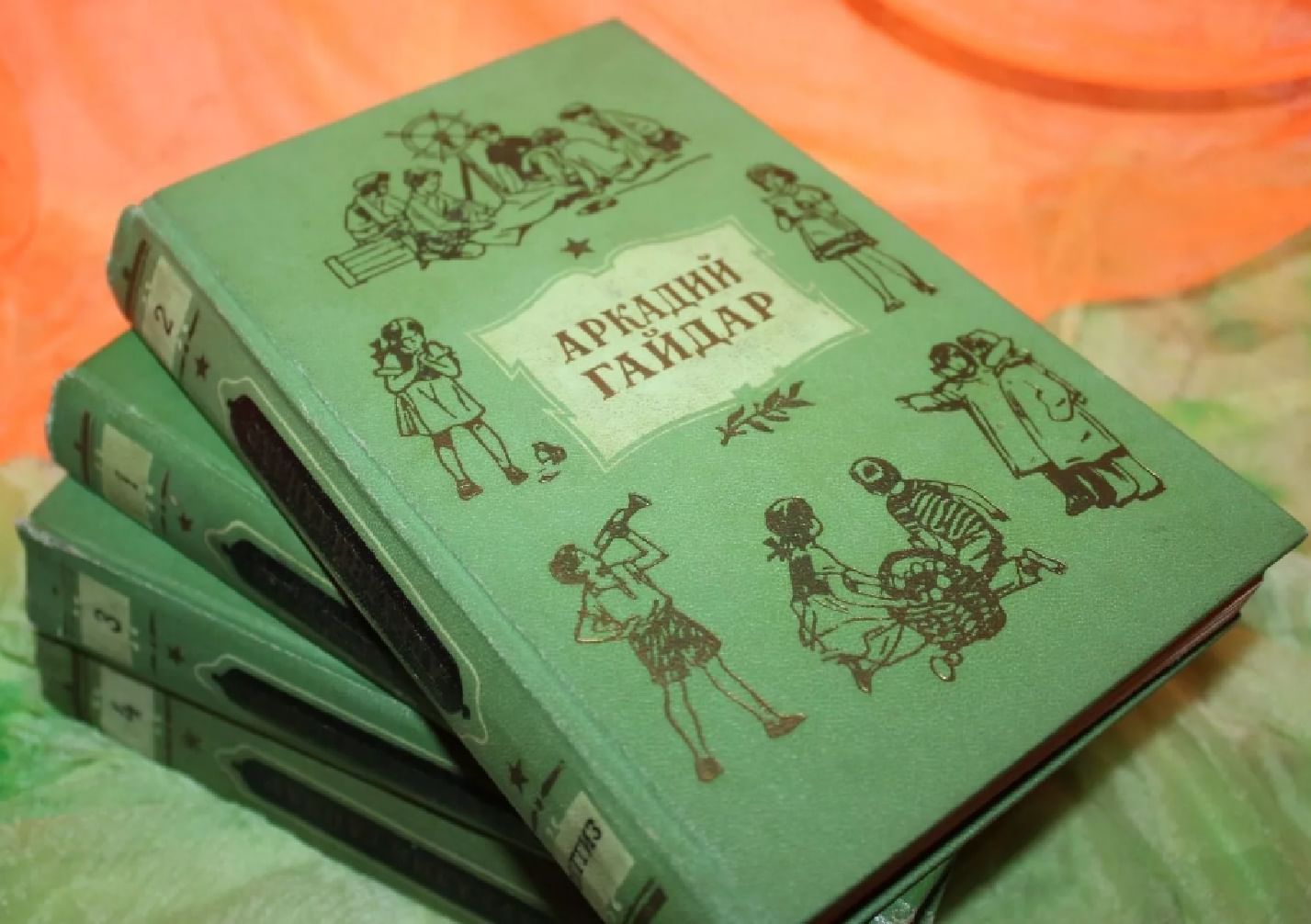 Первый том 4. Аркадий Гайдар рукописи. Книги Аркадий Гайдар 4 Тома. Гайдар 4 Тома 1964. Аркадий Гайдар четырёх томник.