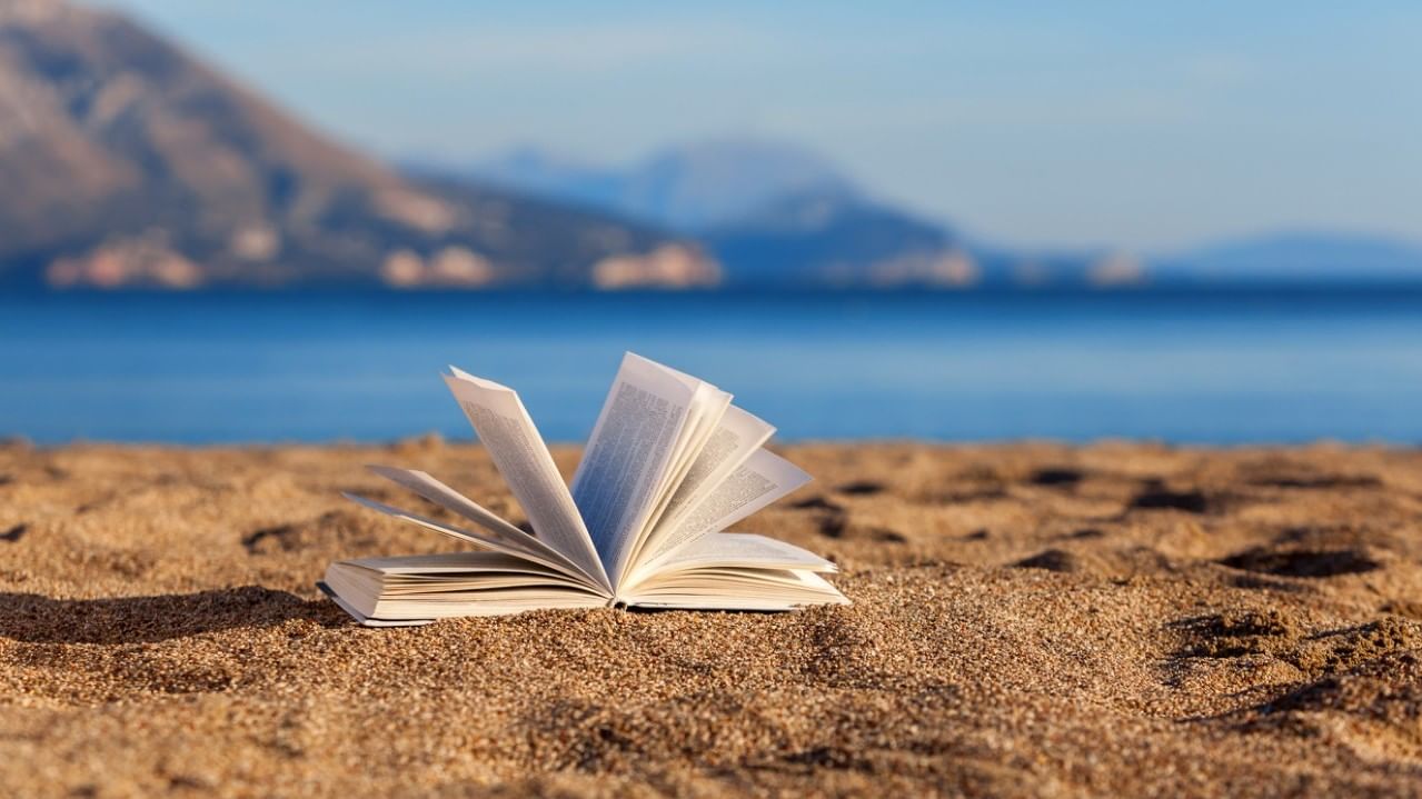 Книга на фоне моря