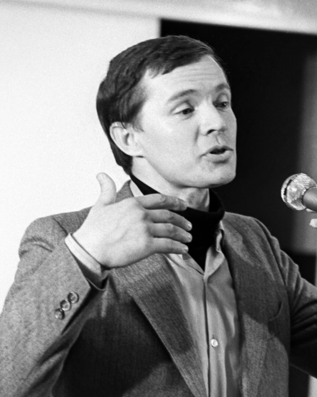 Лев Прыгунов во время выступления перед рыбаками. Камчатская область, 1981 год. Фотография: Игорь Вайнштейн / Фотохроника ТАСС