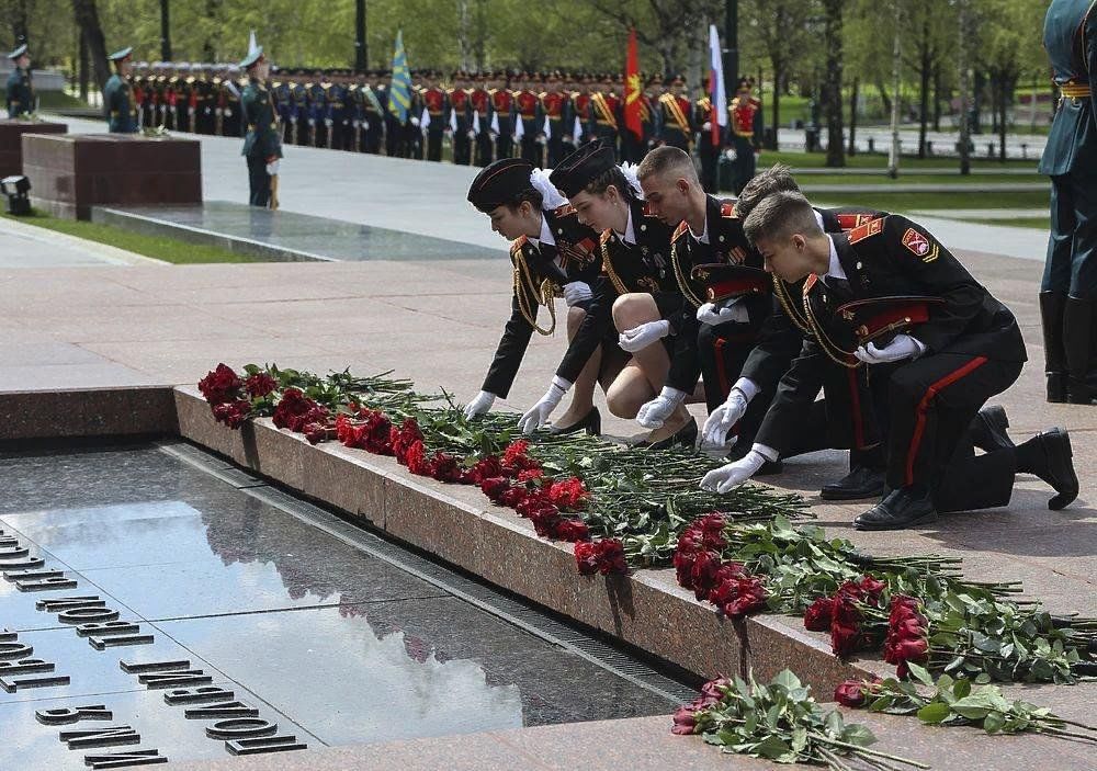 Возложение цветов к памятнику рисунки