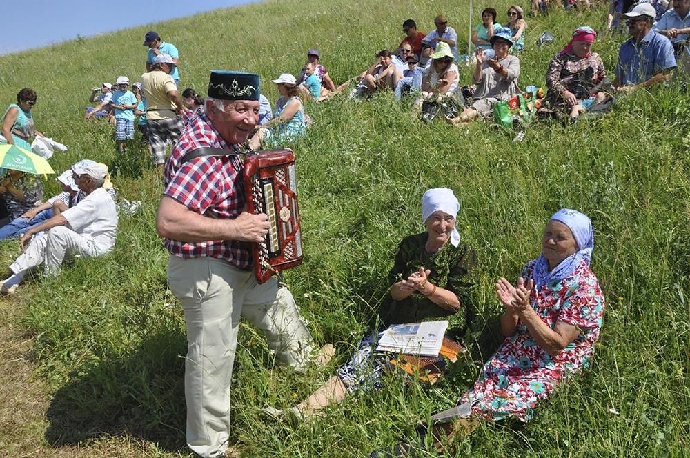 Сабантуй в деревнях татарстана. Каразирек деревня. Сабантуй в деревне. Сбор подарков на Сабантуй. Сабантуй деревенская.