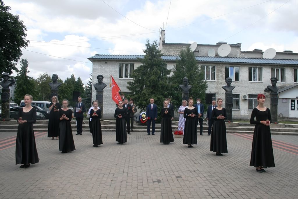 Карачев. Карачевский район Карачев. Аллея героев Карачев. Г Карачев Карачевский район Брянская обл. Аллея героев города Карачева Брянской области.