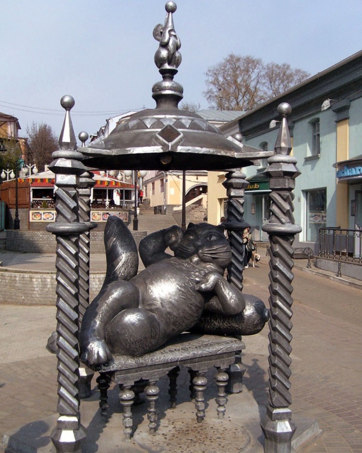 Кот в казани на улице баумана. Кот Казанский памятник в Казани. Памятник коту Казанскому улица Баумана. В Казани памятник коту Алабрыс. Алабрыс кот Казанский.